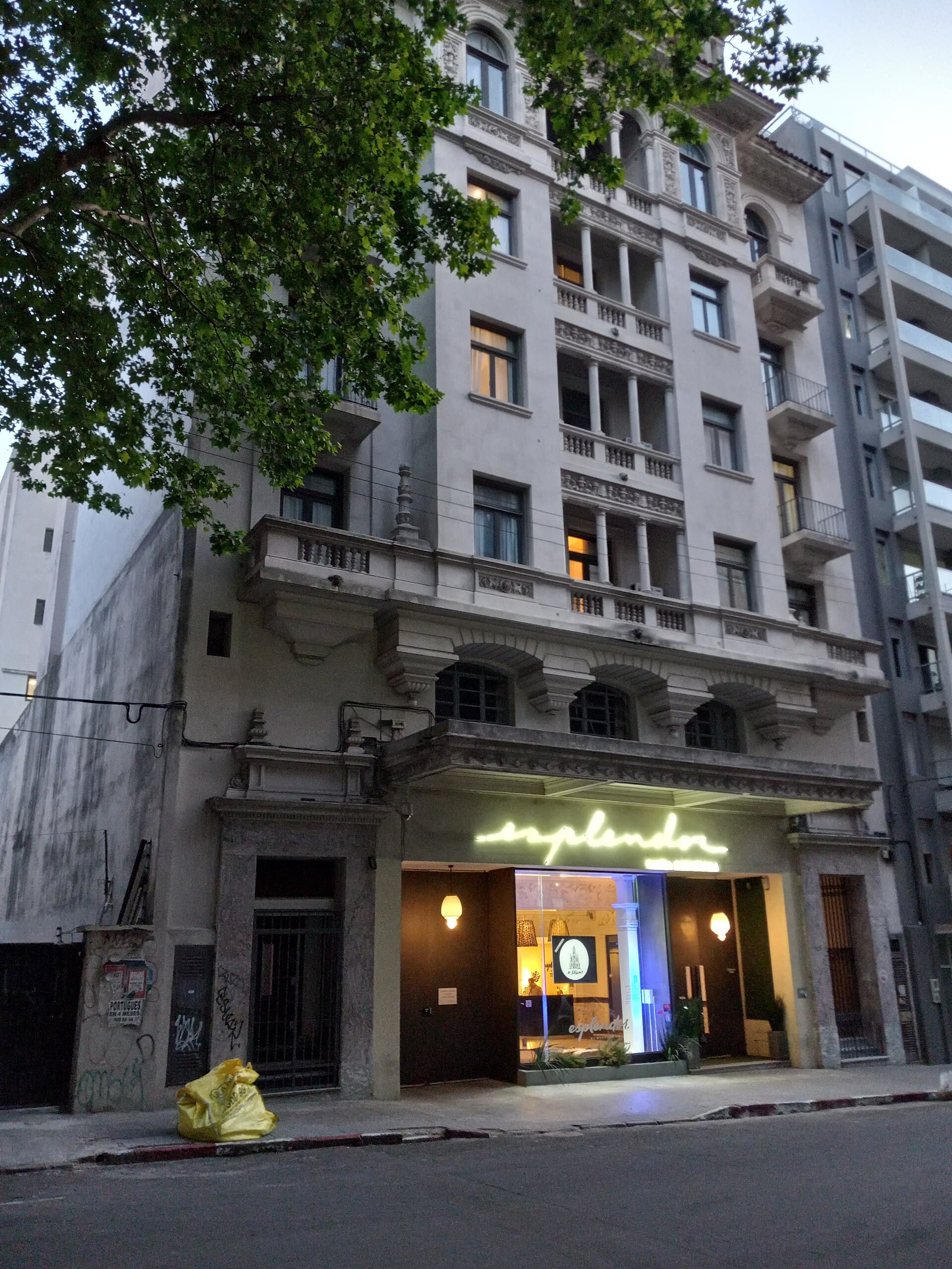 Esplendor by Wyndham Montevideo Cervantes (via Wikimedia Commons, CC BY-SA 3.0)