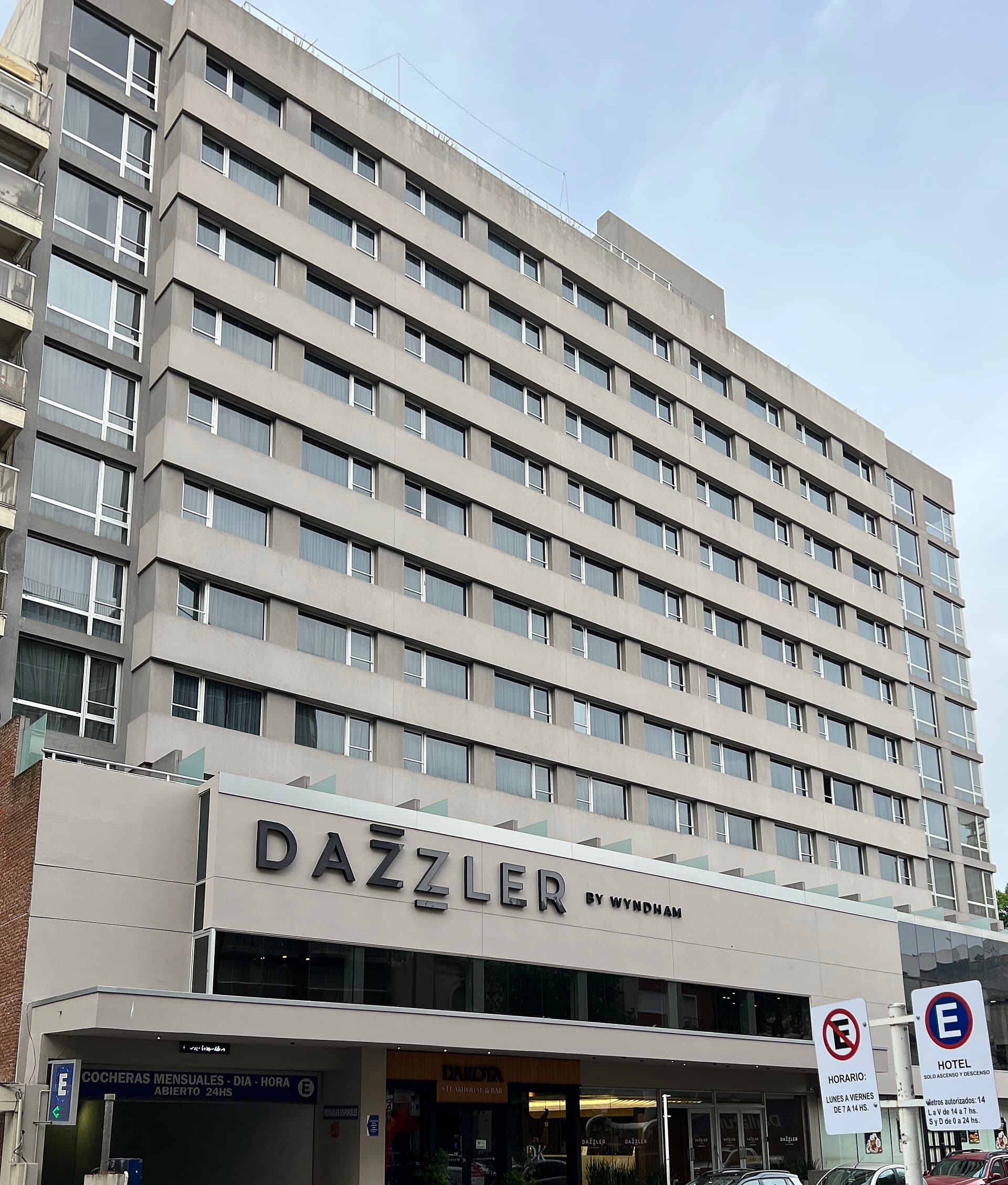 Dazzler by Wyndham Montevideo (via Wikimedia Commons, CC BY-SA 3.0)