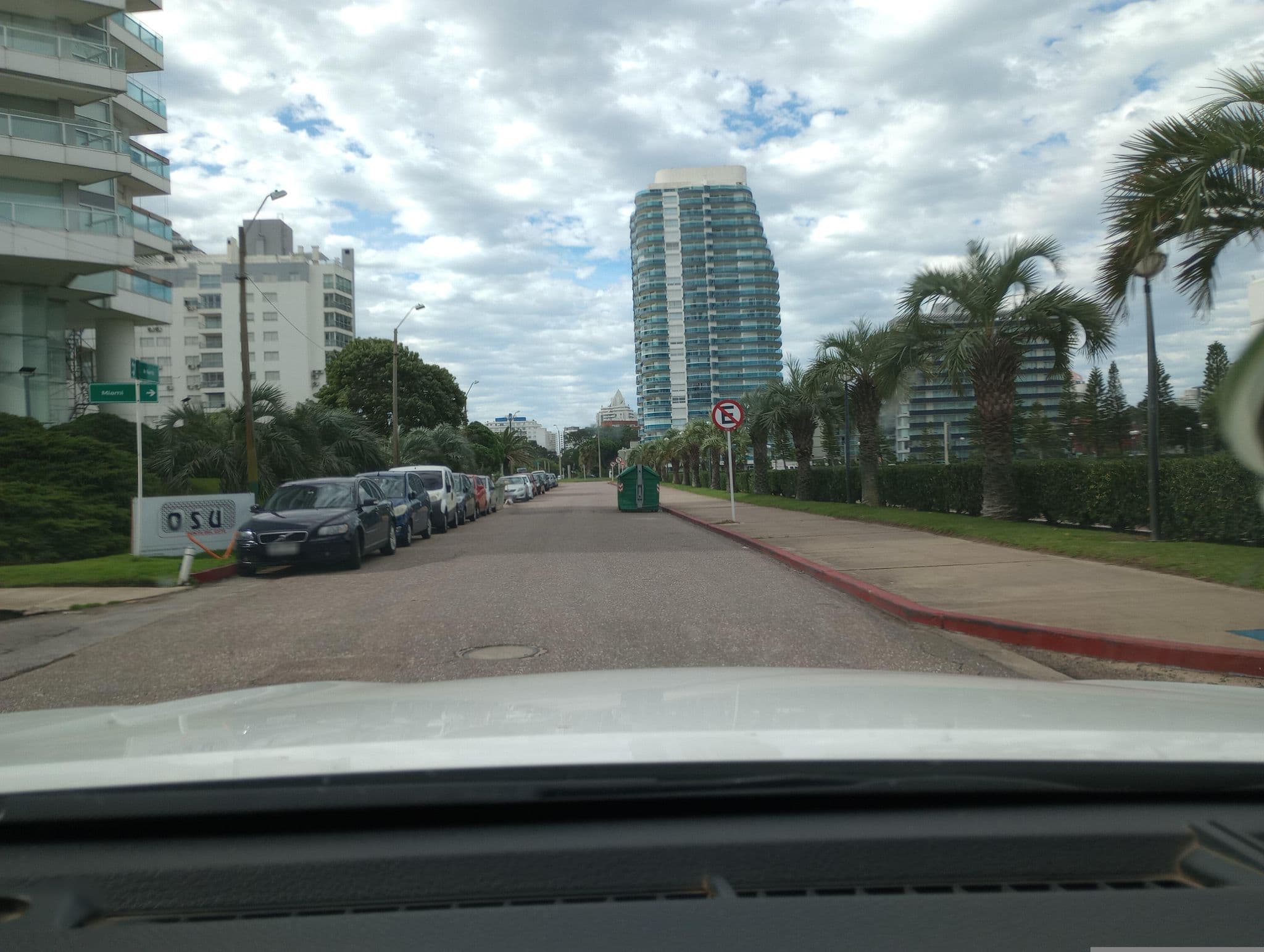 Street view near Season Tower, Punta del Este — © viniv (CC BY-SA · Mapillary)