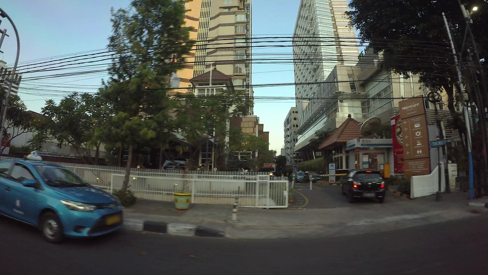 Street view near Hotel Mercure Jakarta Kota, Jakarta — © kaart_3 (CC BY-SA · Mapillary)