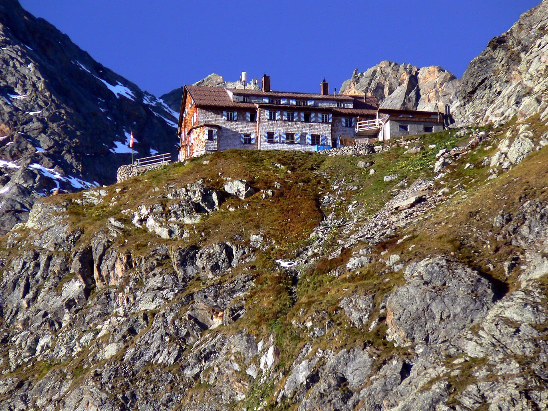 Saarbrücker Hütte (via Wikimedia Commons, CC BY-SA 3.0)