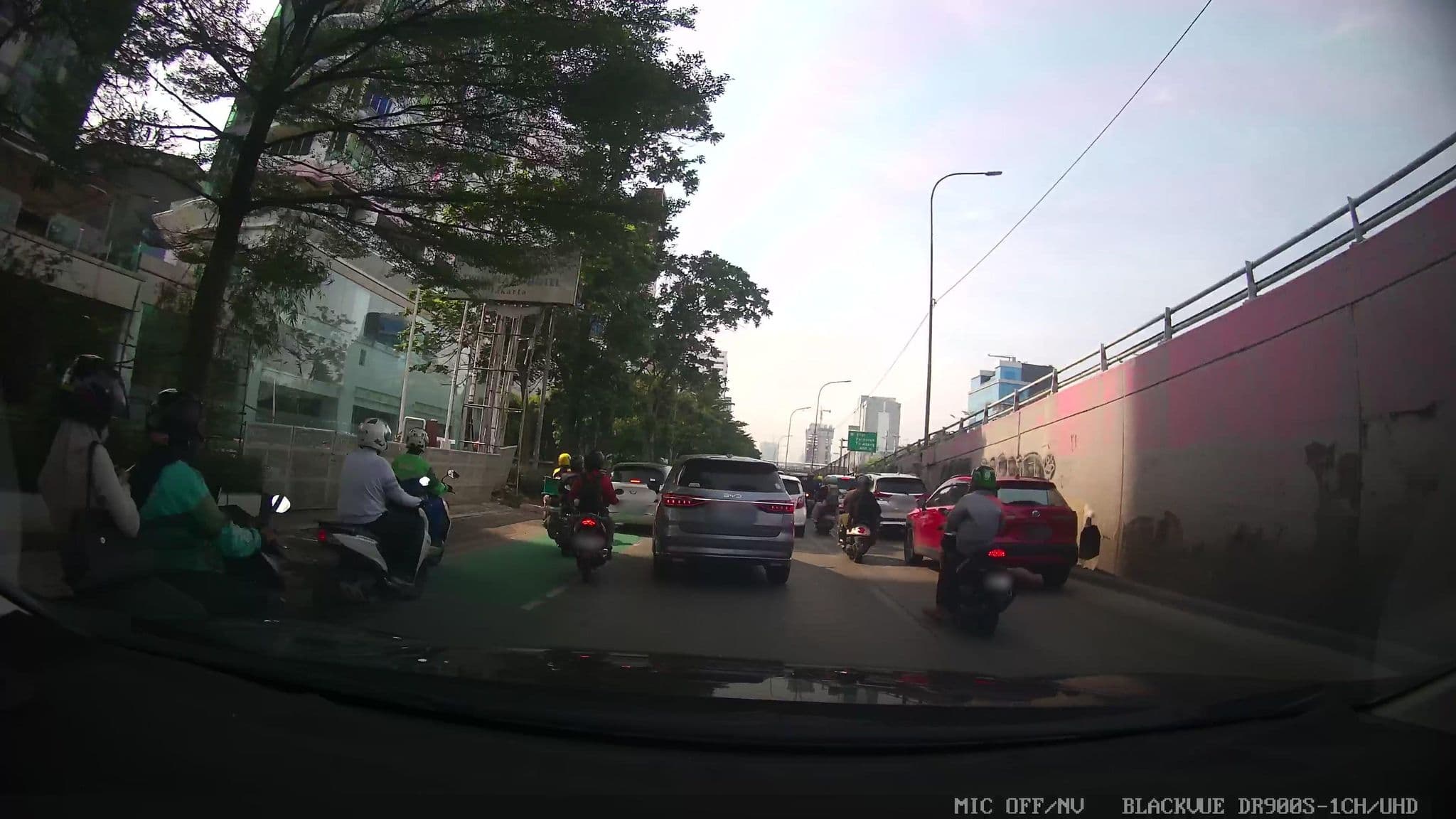 Street view near Twin Plaza Hotel, Jakarta — © Kaart---FRONT (CC BY-SA · Mapillary)