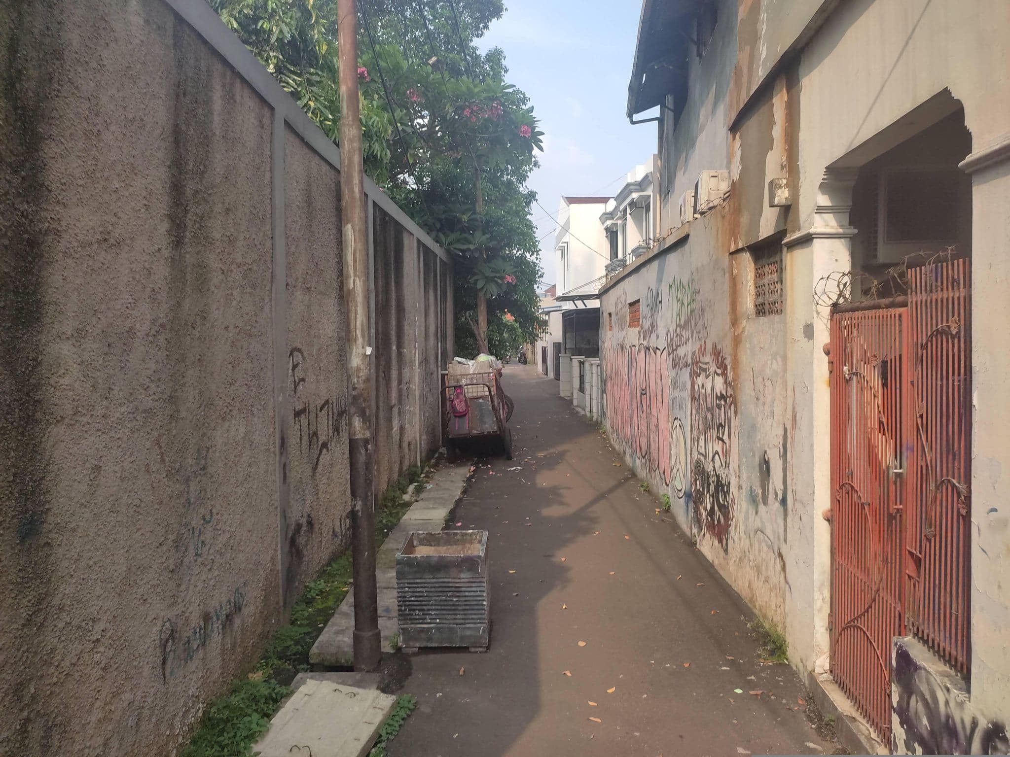 Street view near MaxOne Hotel Pemuda, Jakarta