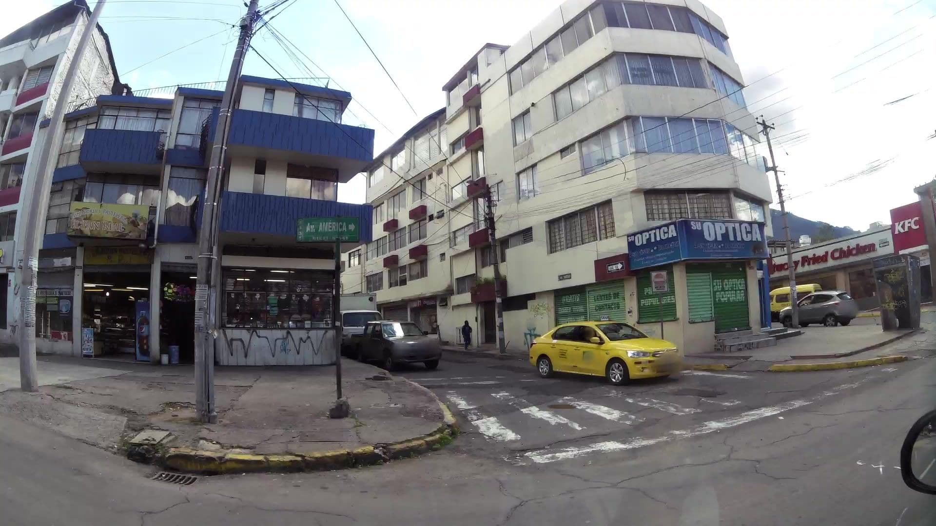 Street view near Hotel Comfort-Inn, Quito — © kaartcam (CC BY-SA · Mapillary)