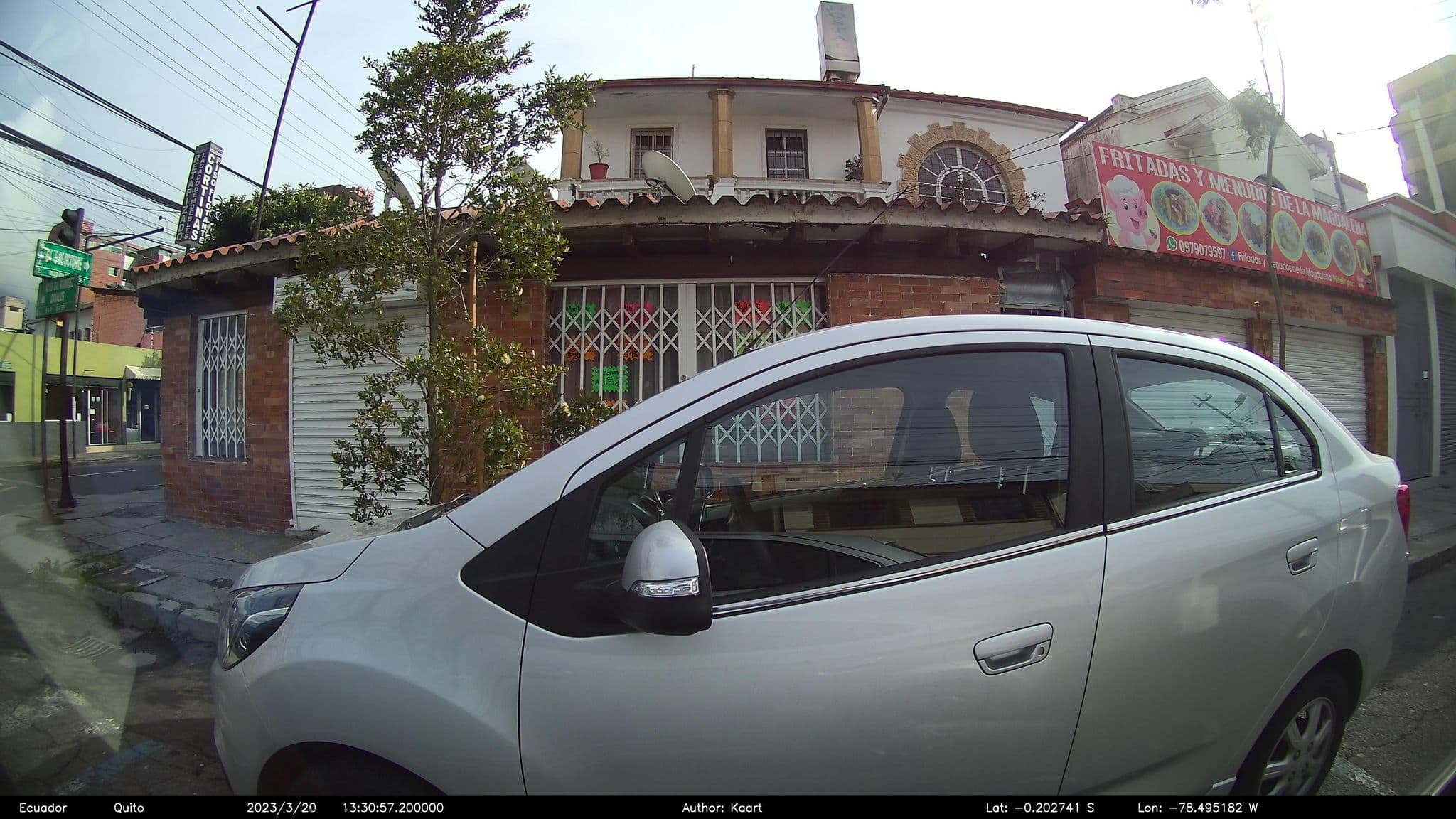 Street view near Hostal Huapry, Quito — © kaart_2 (CC BY-SA · Mapillary)