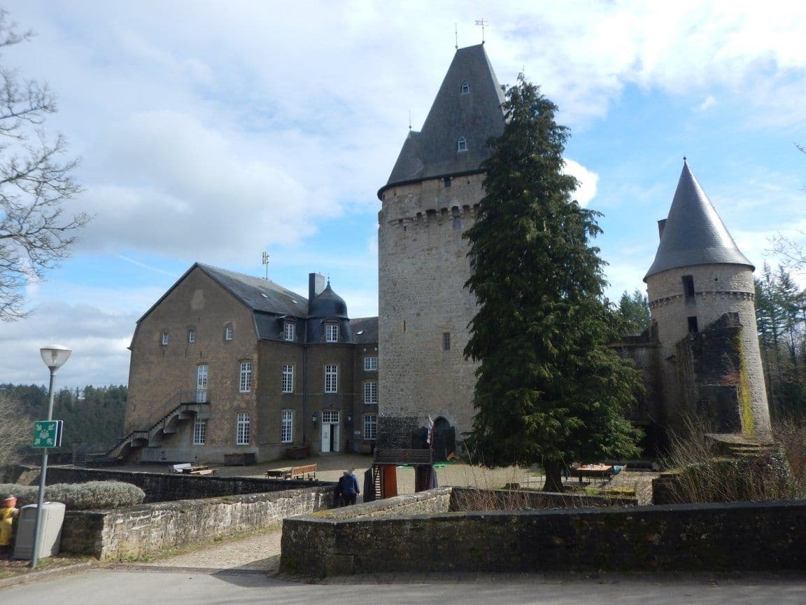 Street view near Youth Hostel, Brouch — © sarant (CC BY-SA · Mapillary)