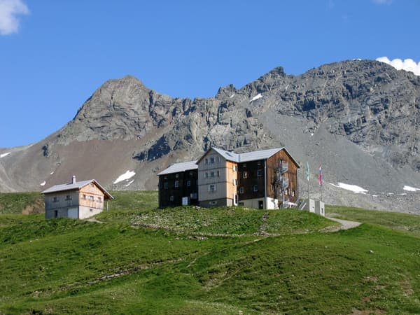 Neue Heilbronner Hütte (via Wikimedia Commons, CC BY-SA 3.0)