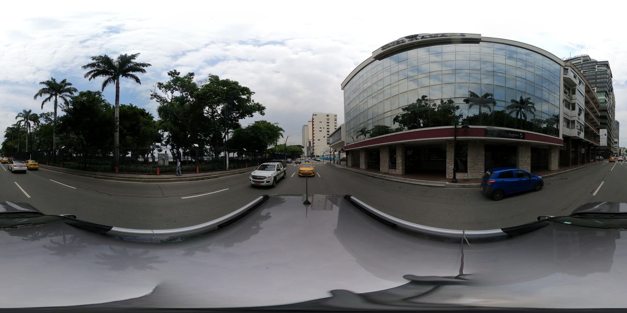 Street view near Hotel Ramada, Guayaquil — © kaart_2 (CC BY-SA · Mapillary)