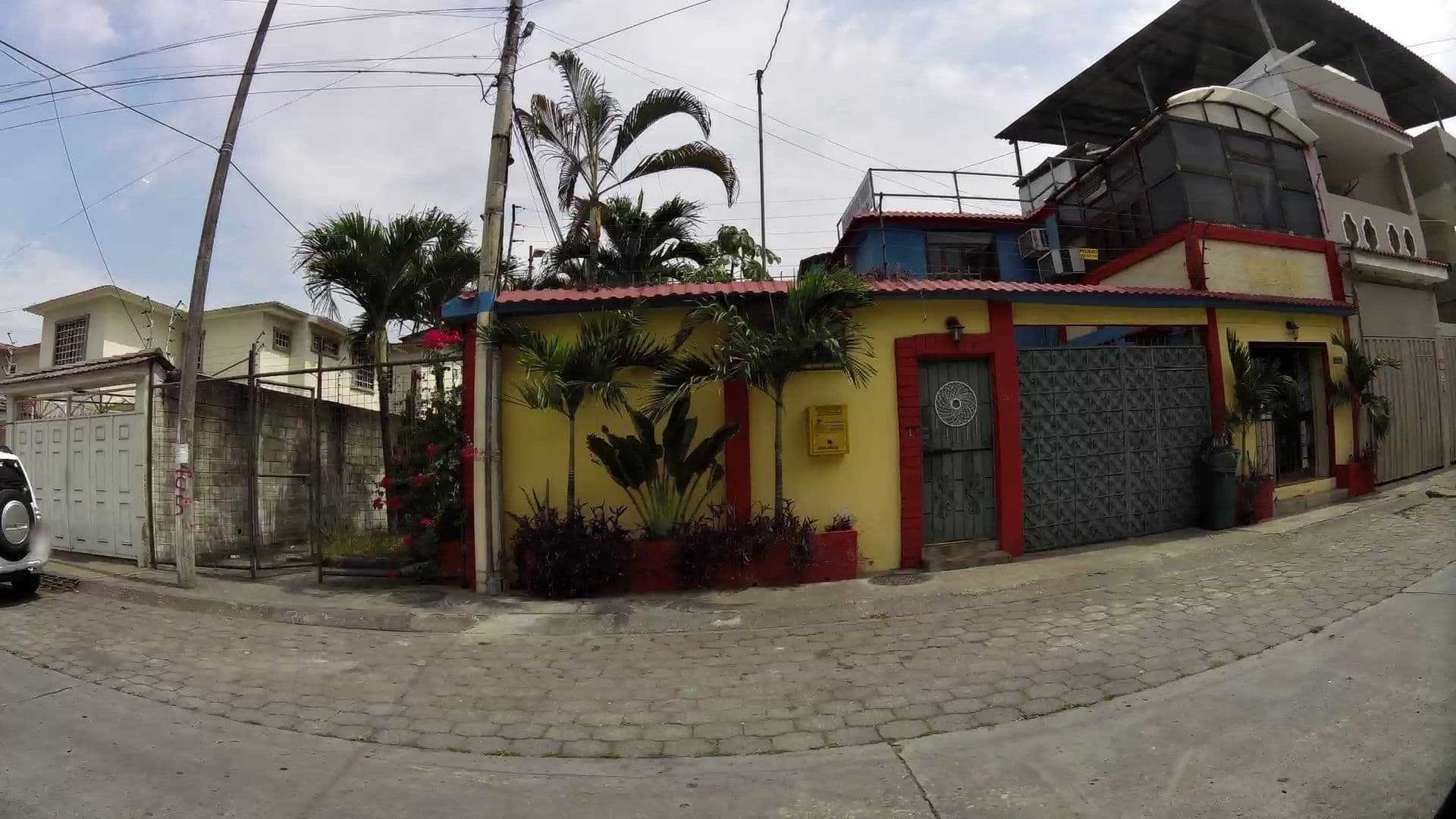 Street view near Dreamkapture Hostel, Guayaquil - Ecuador, Guayaquil — © kaartcam (CC BY-SA · Mapillary)