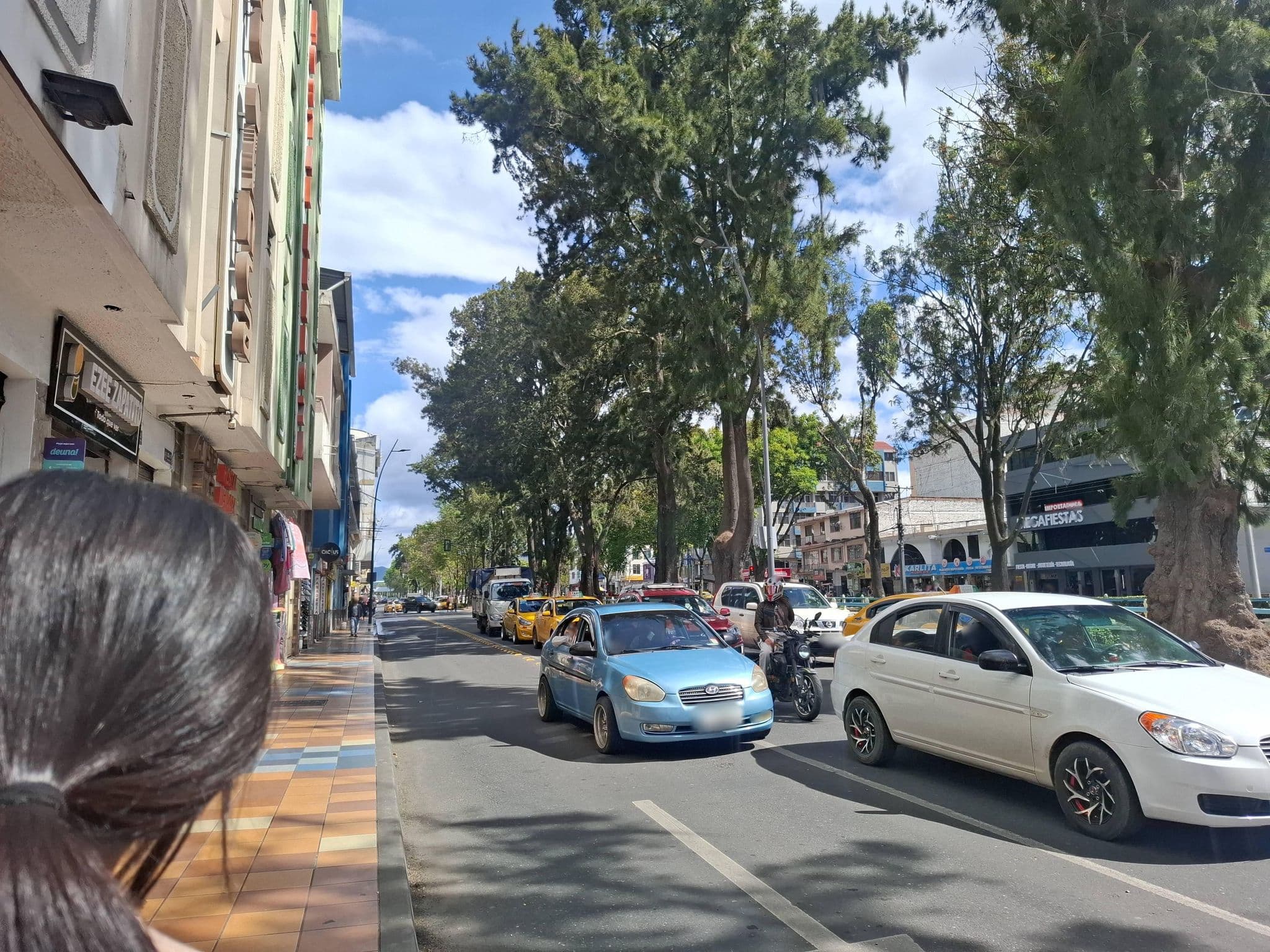 Street view near Hostal "Inca", Loja — © anacristinac04 (CC BY-SA · Mapillary)