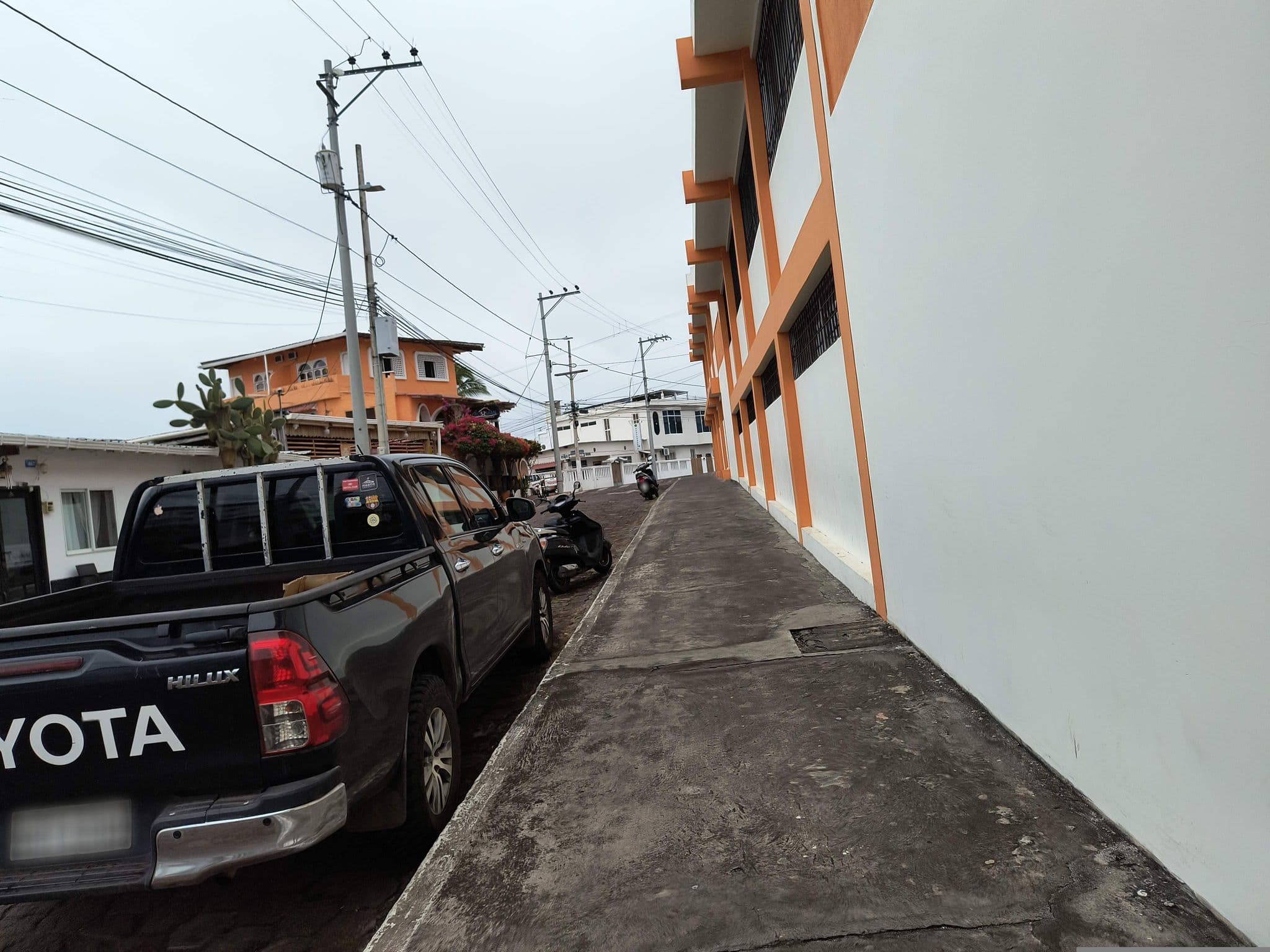 Street view near Capitan Max Hostal & Travel Agency, Puerto Ayora — © mapeadora (CC BY-SA · Mapillary)