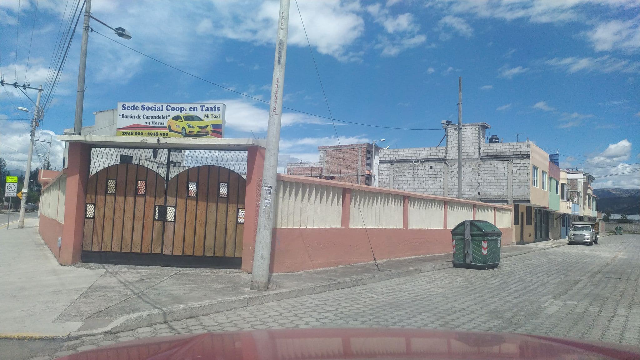 Street view near HOSTAL LA CASCADA, Riobamba — © pacarretero (CC BY-SA · Mapillary)