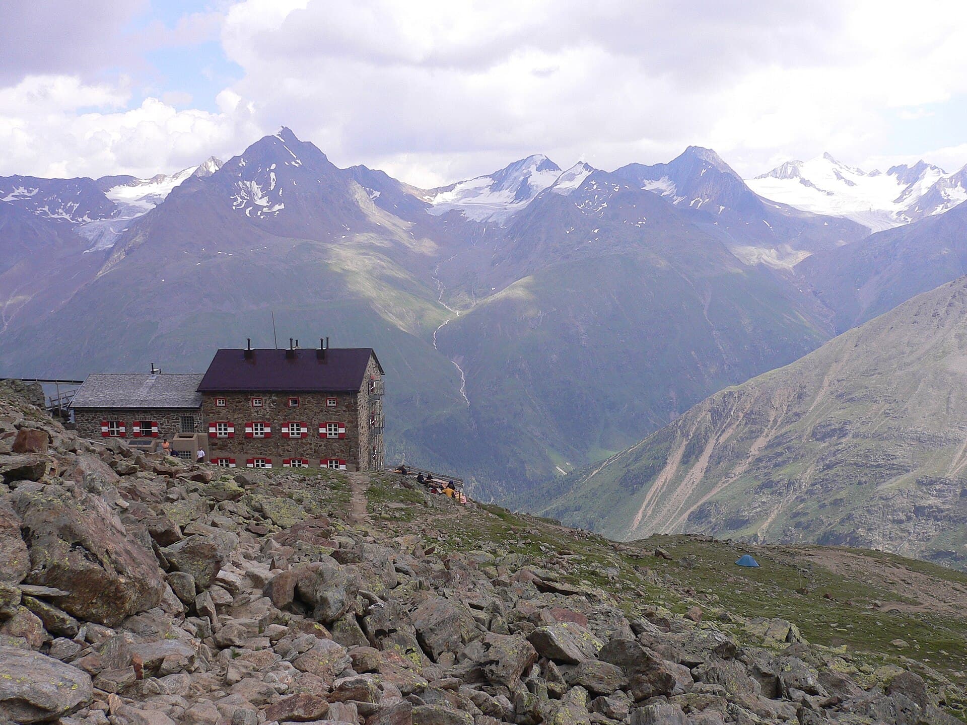 Breslauer Hütte (via Wikimedia Commons, CC BY-SA 3.0)