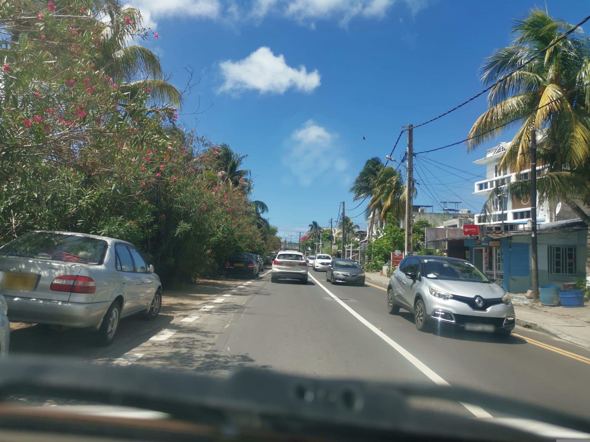Street view near Latanier Beach Hotel, Grand Baie — © armandr (CC BY-SA · Mapillary)