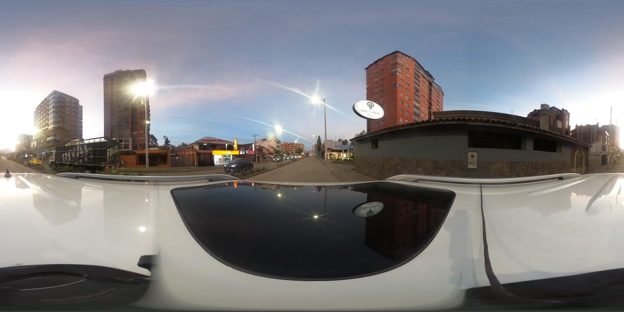 Street view near Hotel Oro Verde Cuenca, Cuenca — © Hopen111 (CC BY-SA · Mapillary)