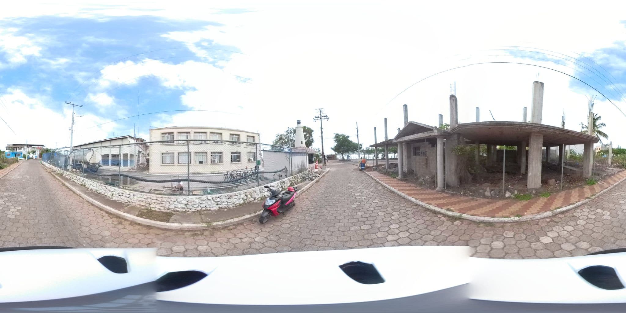 Street view near Mare Mio Guest House, Puerto Baquerizo Moreno — © lmbett (CC BY-SA · Mapillary)