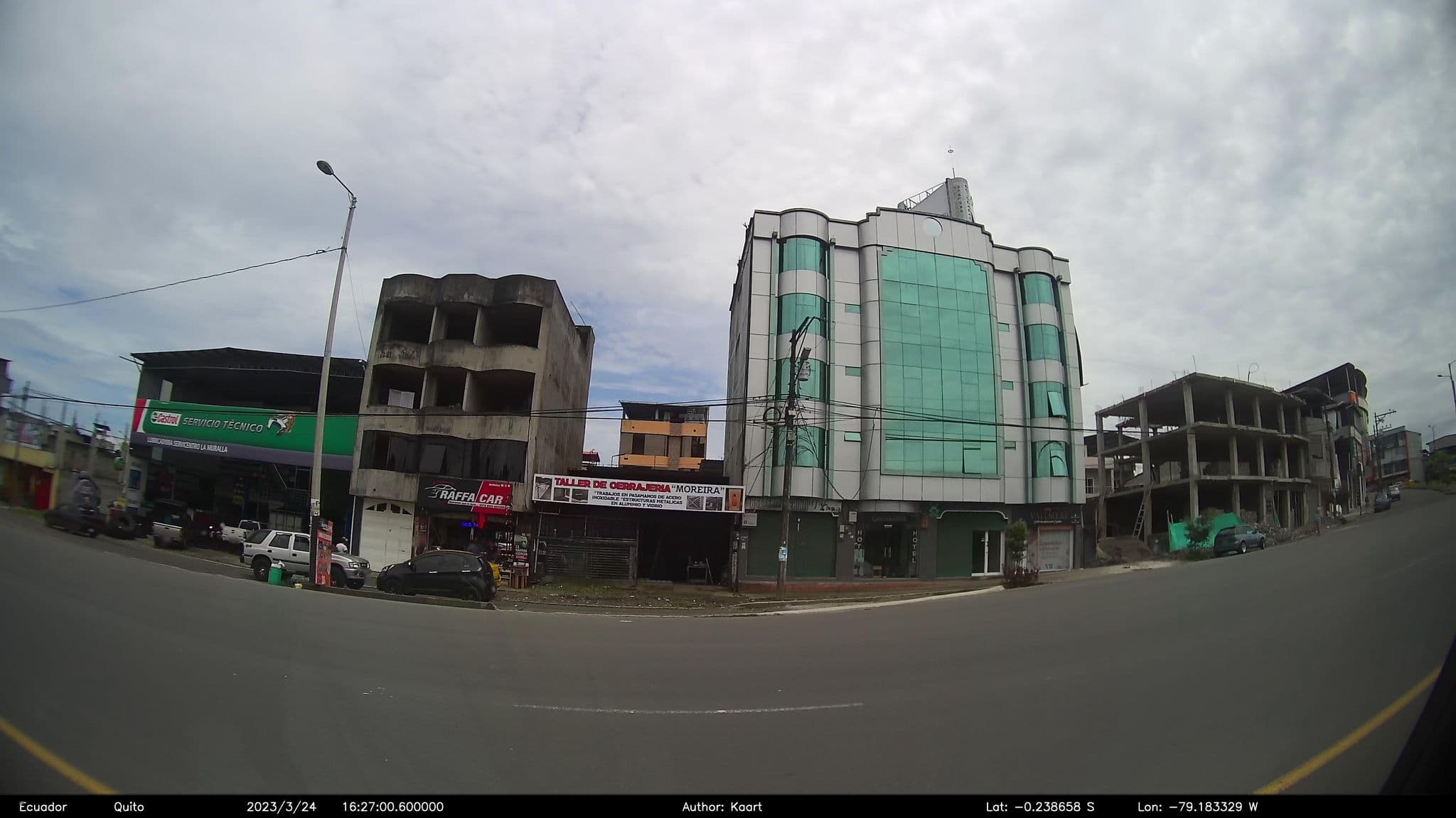 Street view near Hotel Cariamanga, Santo Domingo de los Colorados — © kaart_2 (CC BY-SA · Mapillary)
