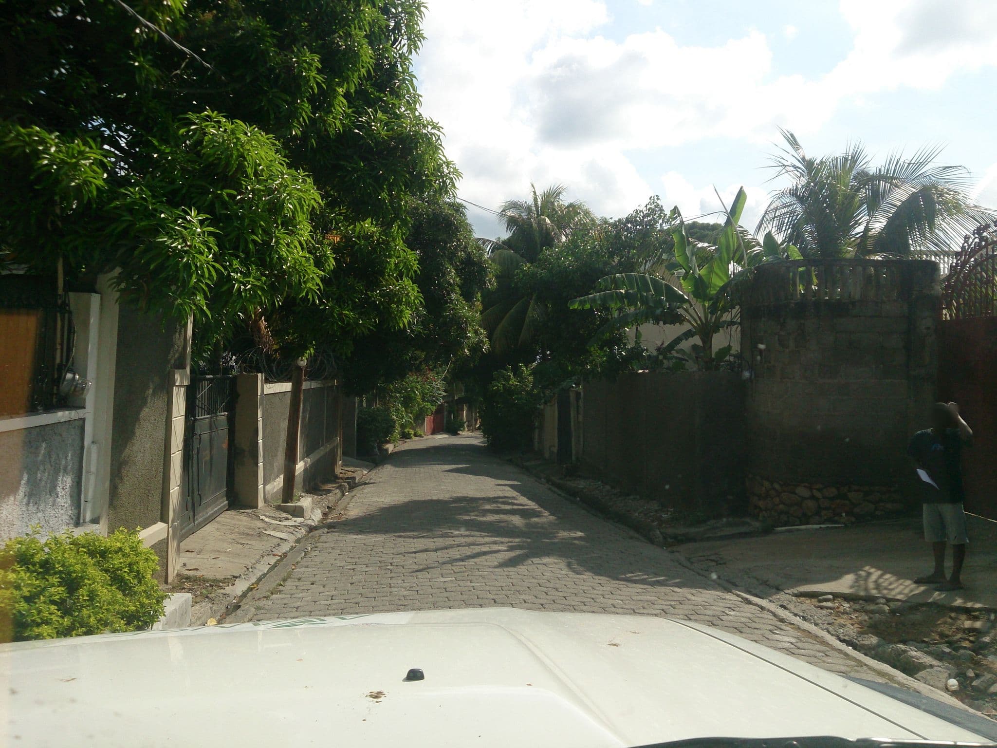 Street view near Tropical Hotel, Cap-Haïtien — © bully (CC BY-SA · Mapillary)