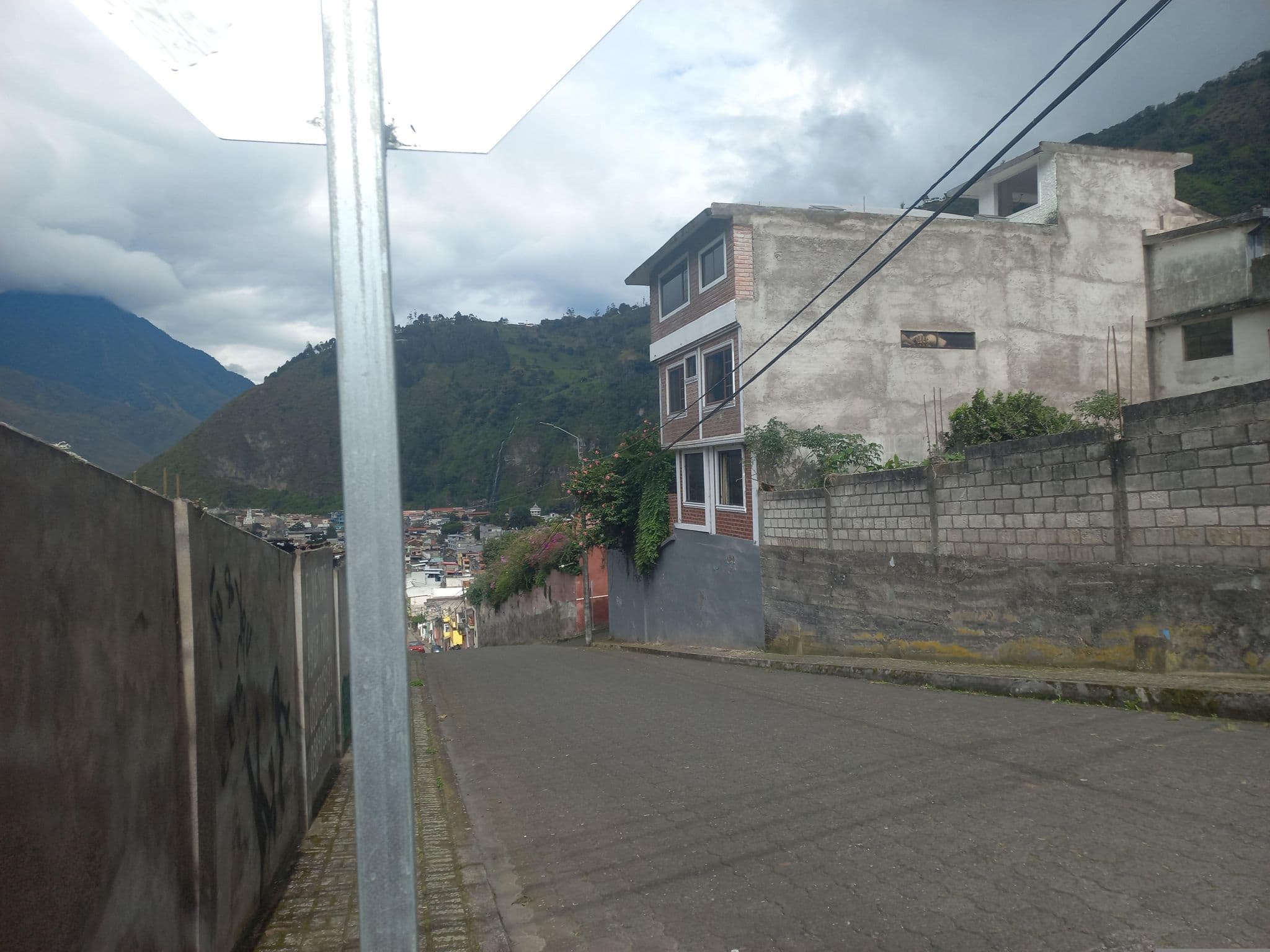 Street view near Hostal y Restaurant Mercedes, Baños — © domenicaacosta (CC BY-SA · Mapillary)