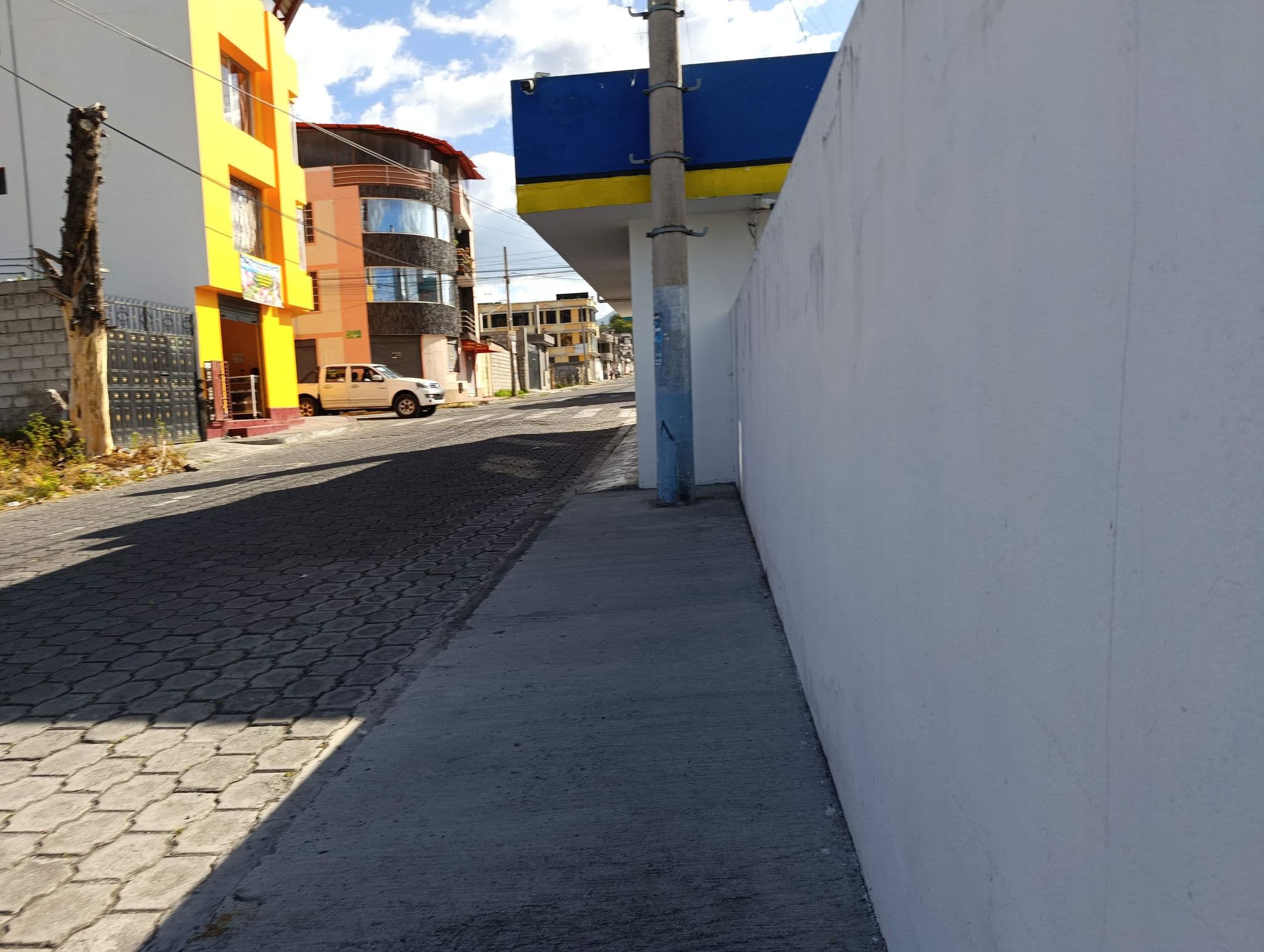 Street view near Hotel Valle Azul, Machachi — © MeliYess (CC BY-SA · Mapillary)
