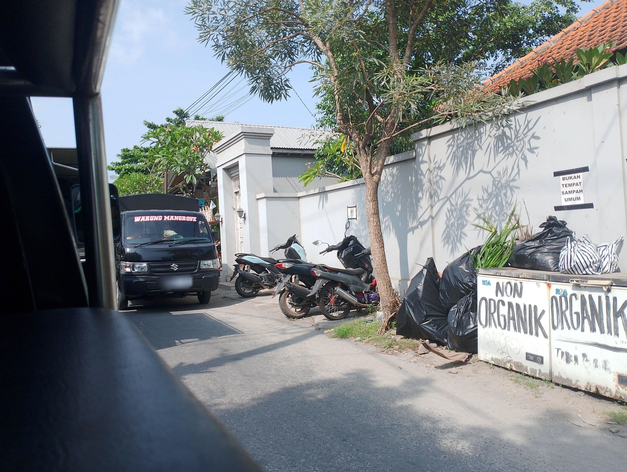 Street view near Deany Homestay, Klungkung