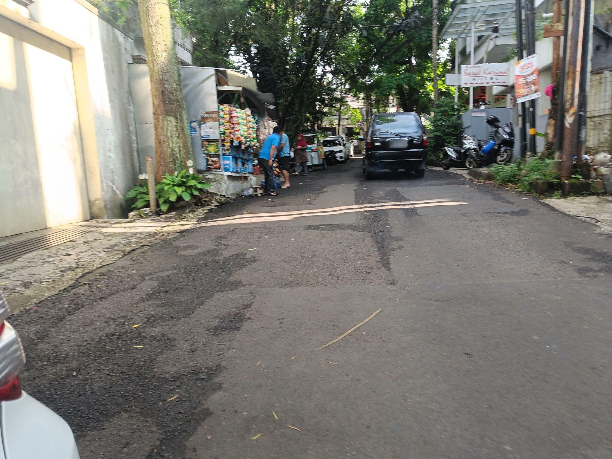 Street view near Sweet Karina Hotel, Bandung — © hen0ch (CC BY-SA · Mapillary)