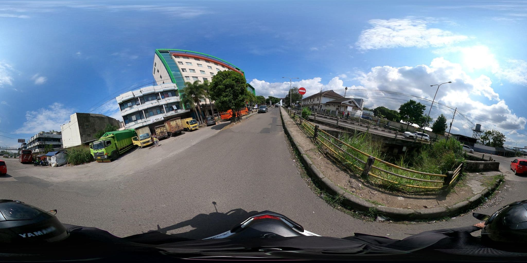 Street view near El Cavana Hotel, Bandung — © Kaart_Local (CC BY-SA · Mapillary)