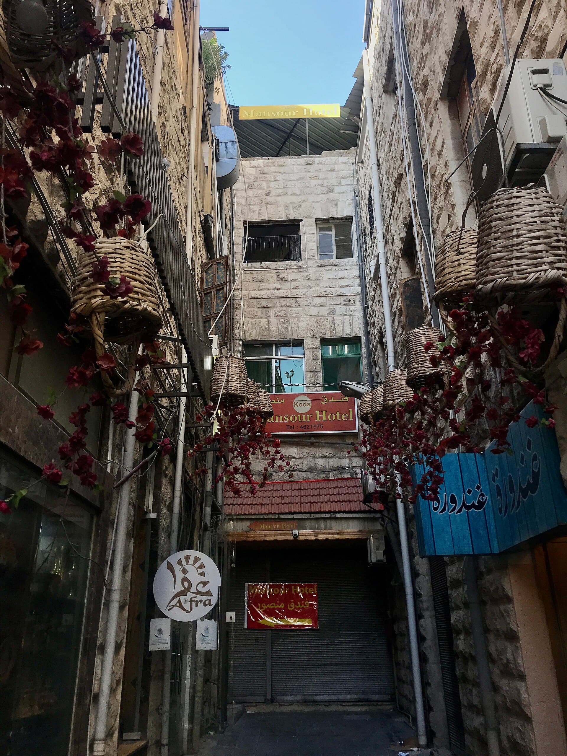 Mansour Hotel (via Wikimedia Commons, CC BY-SA 3.0)