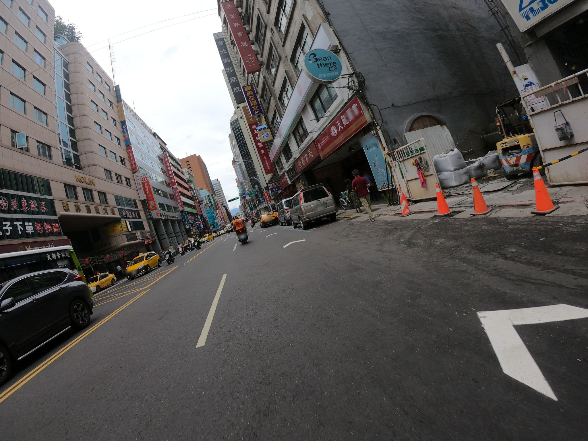 Street view near Artinn Taipei 藝築文旅台北站前館, Taipei — © heretpe2019 (CC BY-SA · Mapillary)