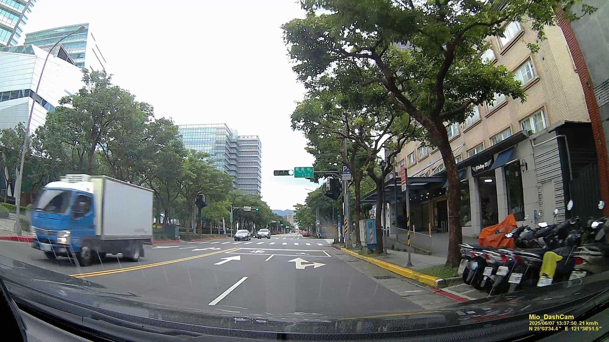 Street view near Taipei Forward Hotel Nangang Branch, Neihu — © hcyen (CC BY-SA · Mapillary)
