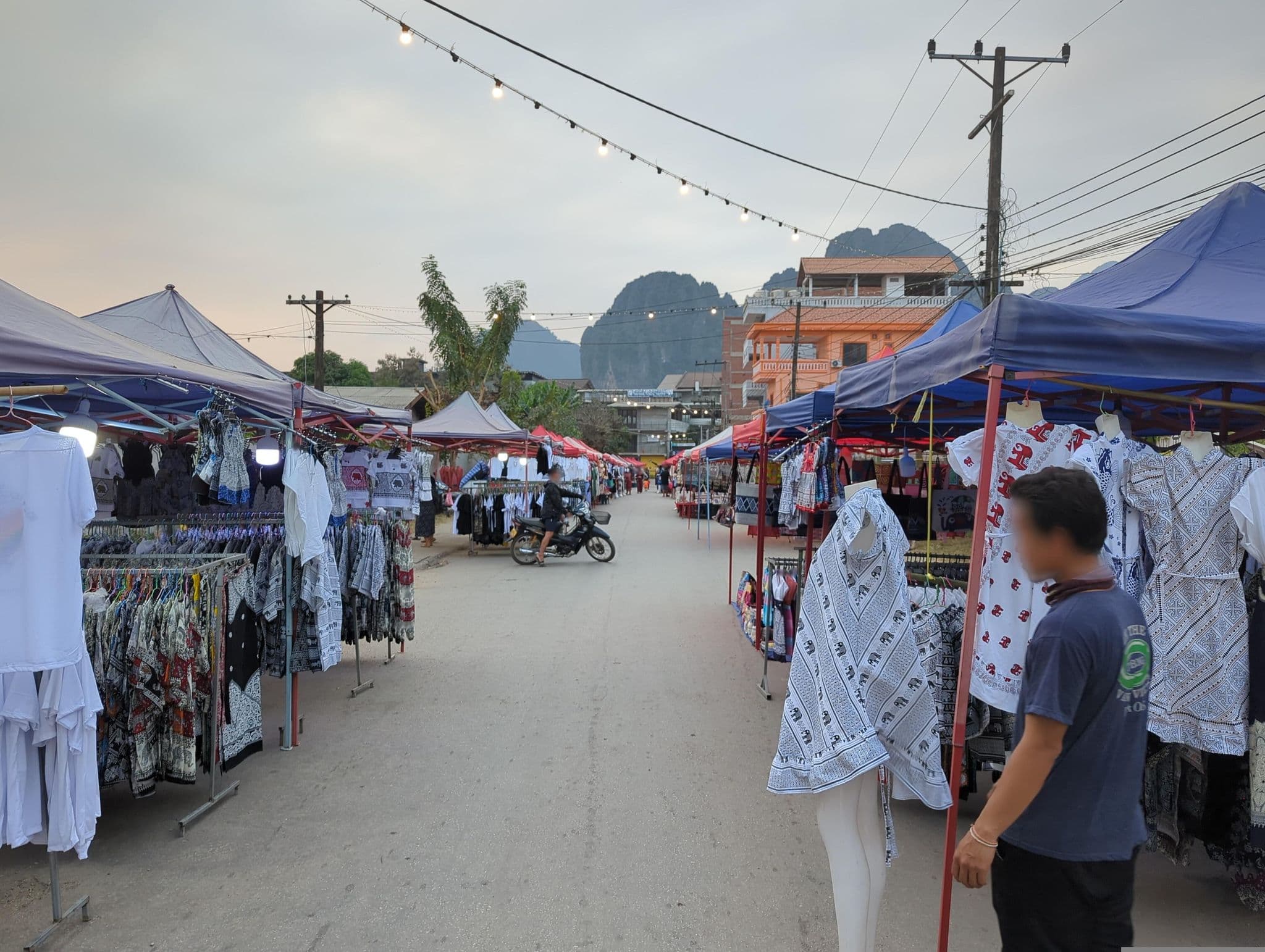 Street view near Dream Future Vang Vieng Hotel, Vang Vieng — © zugersee (CC BY-SA · Mapillary)