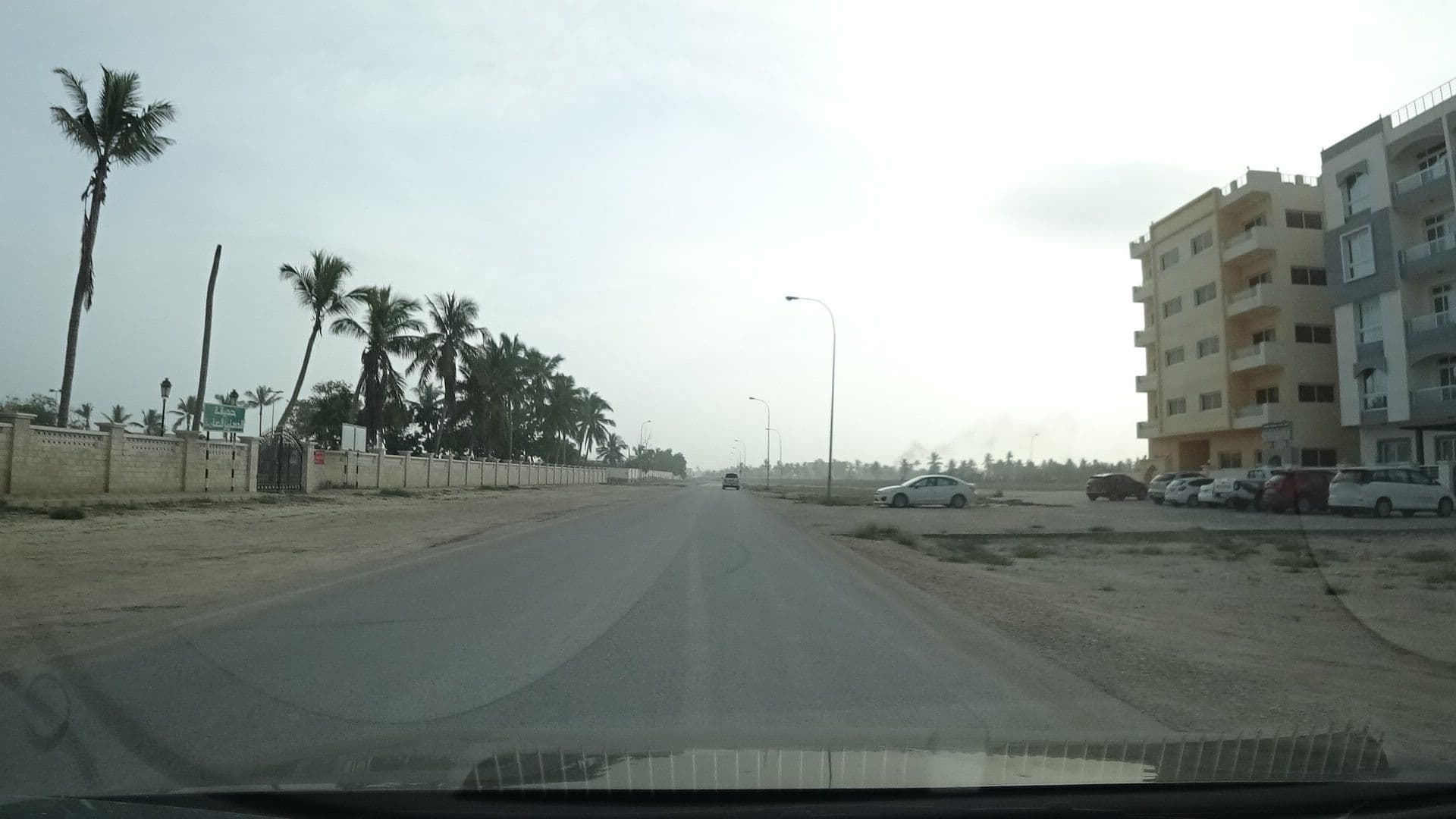 Street view near Arabian sea villa building, Şalālah — © vbombaerts (CC BY-SA · Mapillary)