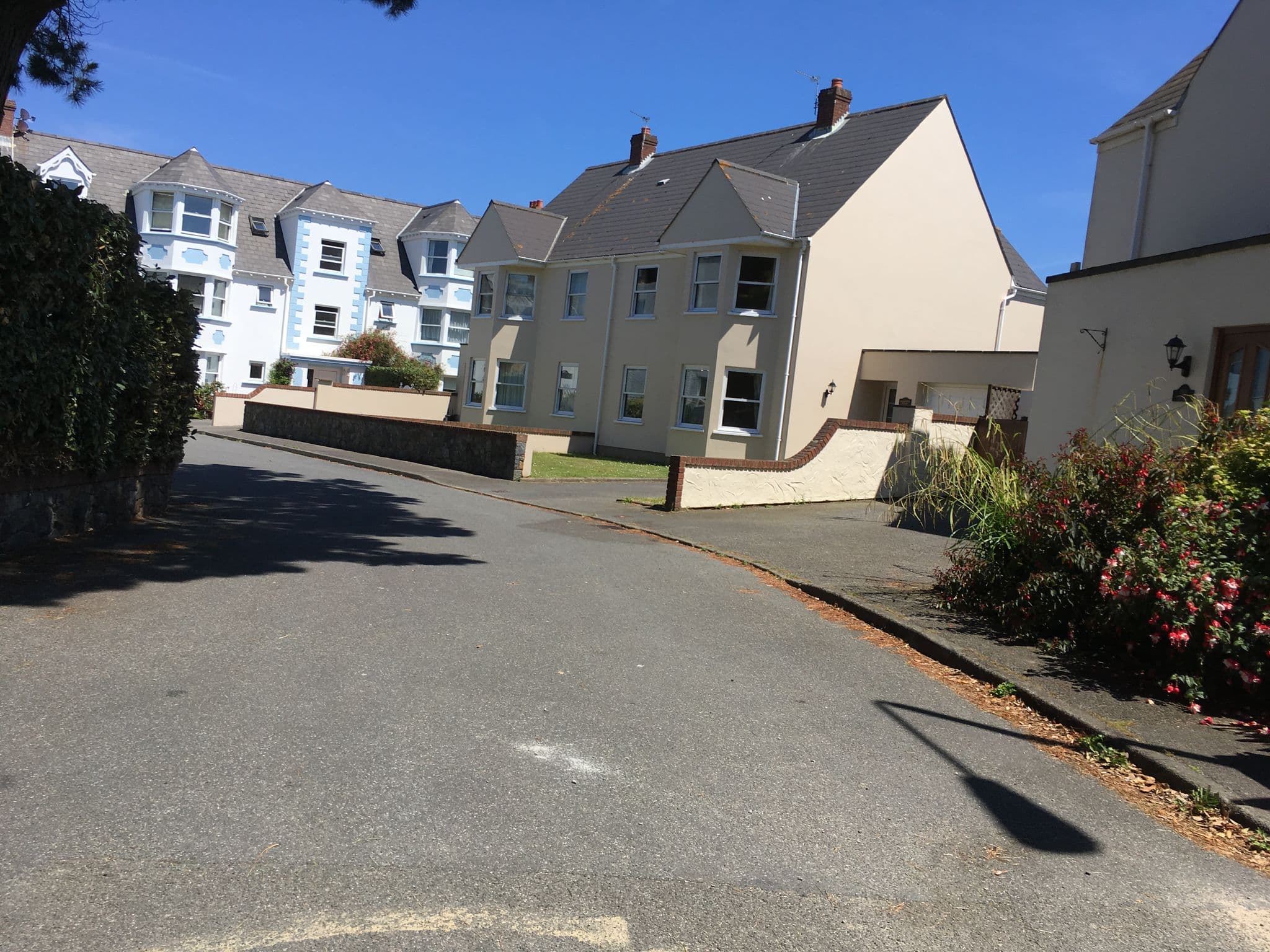 Street view near La Collinette Hotel, Luxury Apartments & Cottages, Saint Peter Port — © southglos (CC BY-SA · Mapillary)