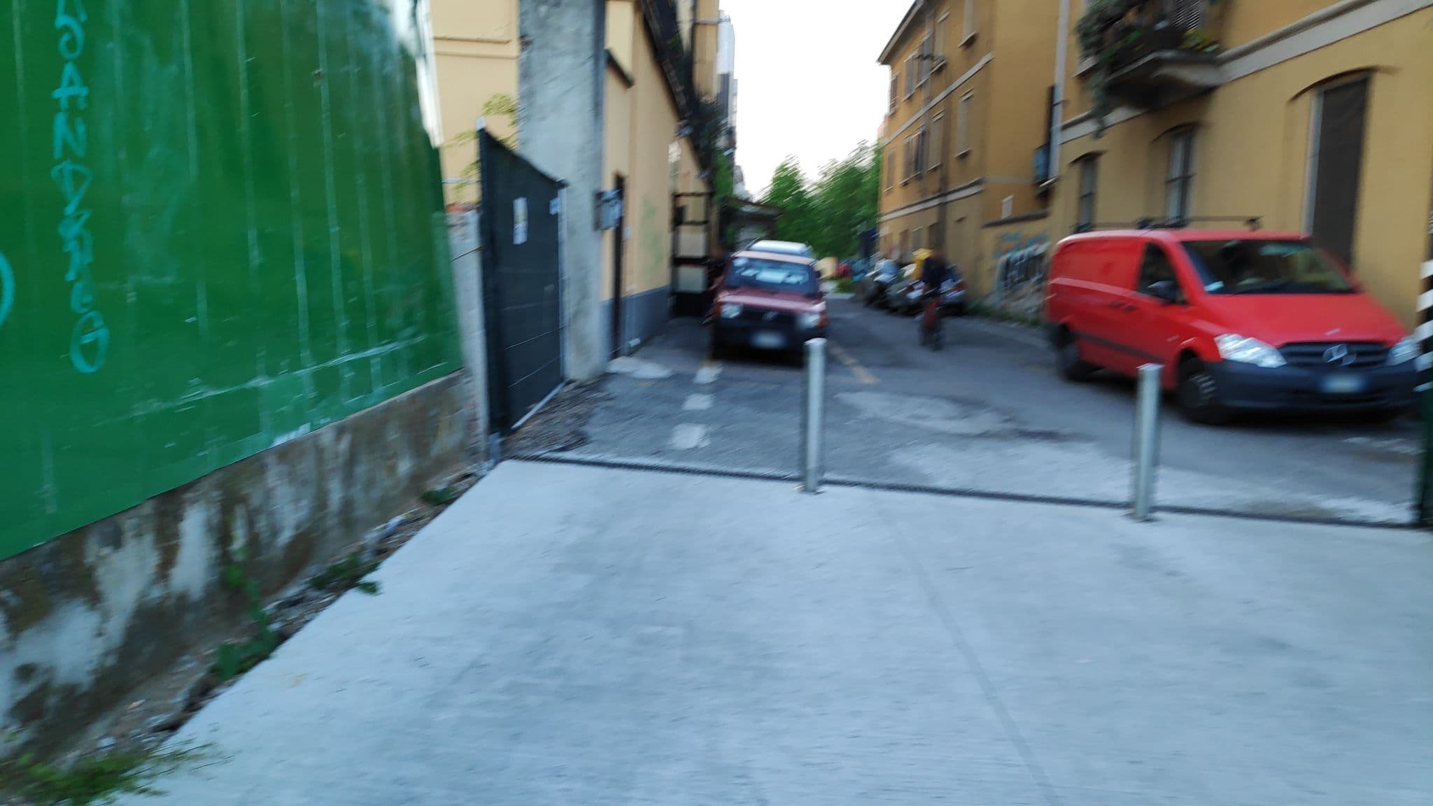 Street view near King's House Bosco Verticale Unicredit Tower Gae Aulenti Isola Milano B&B, Chinatown — © marcuscalabresus (CC BY-SA · Mapillary)