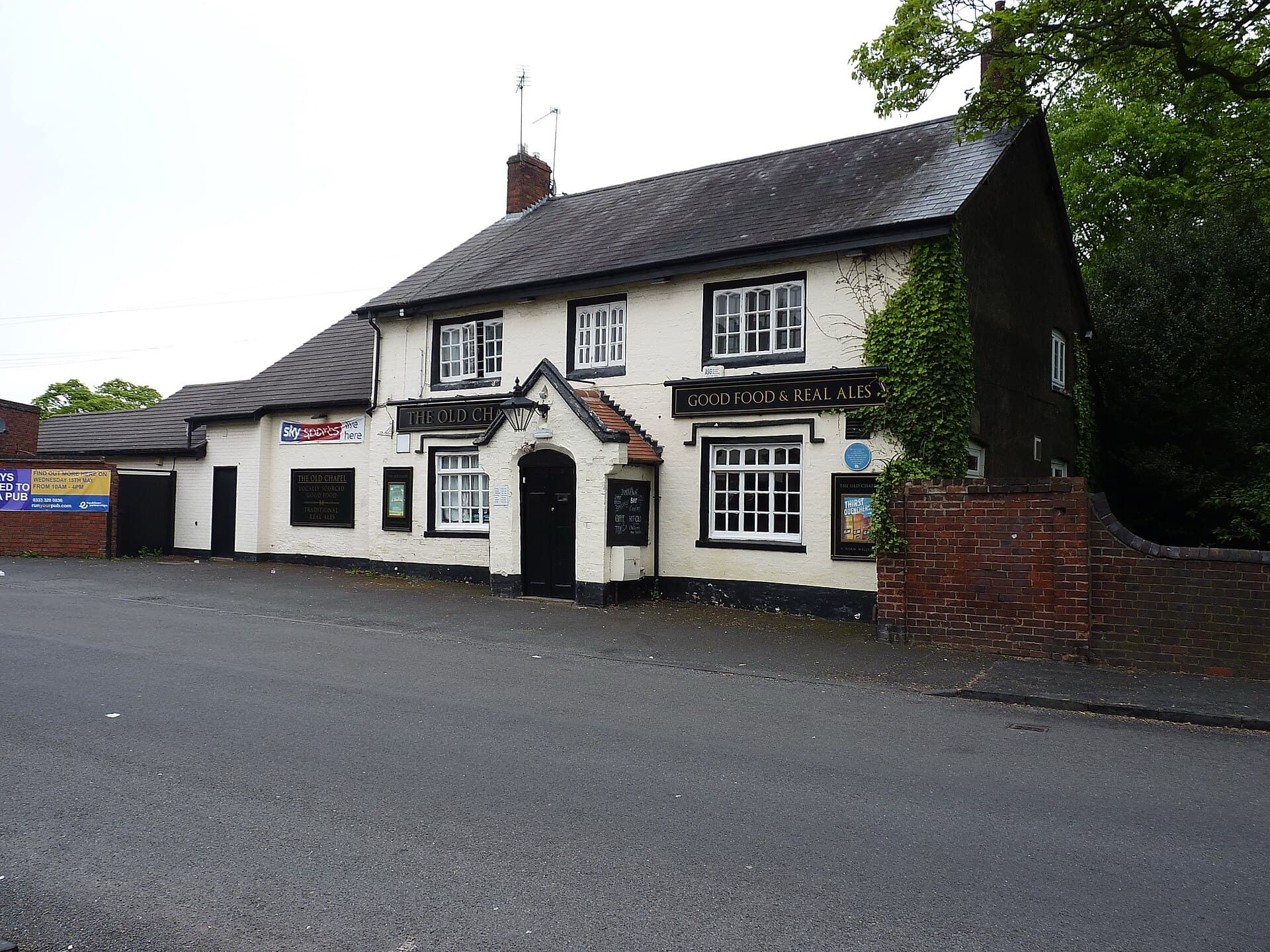 The Old Chapel Inn (via Wikimedia Commons, CC BY-SA 2.0)