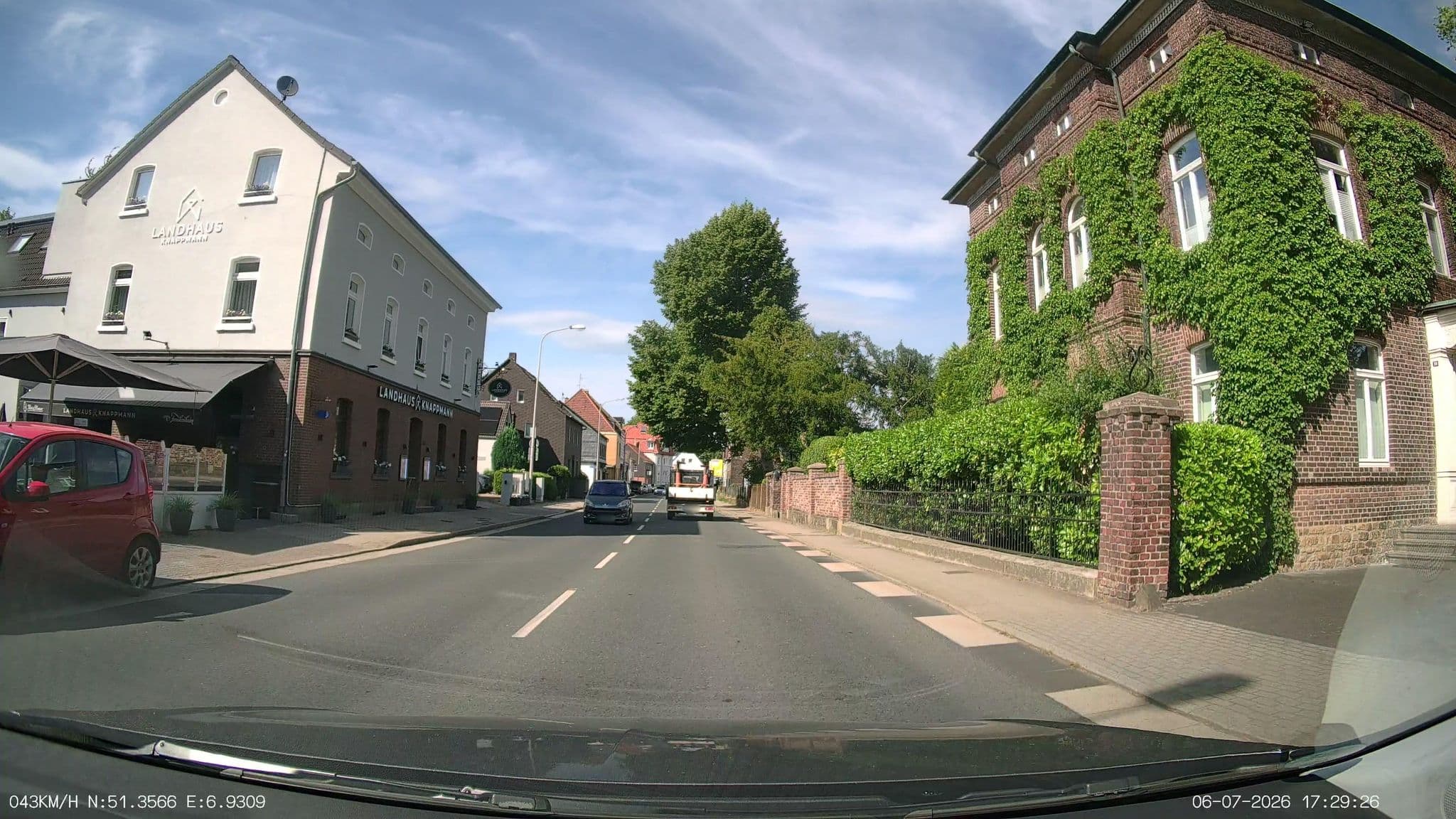 Street view near Hotel Landhaus Knappmann Essen-Kettwig, Heiligenhaus — © heetENkoel (CC BY-SA · Mapillary)