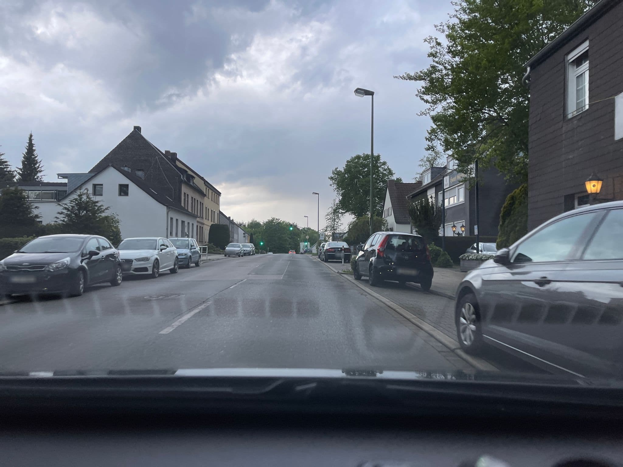 Street view near Hotel Haus Gimken, Oberhausen — © jakre73 (CC BY-SA · Mapillary)