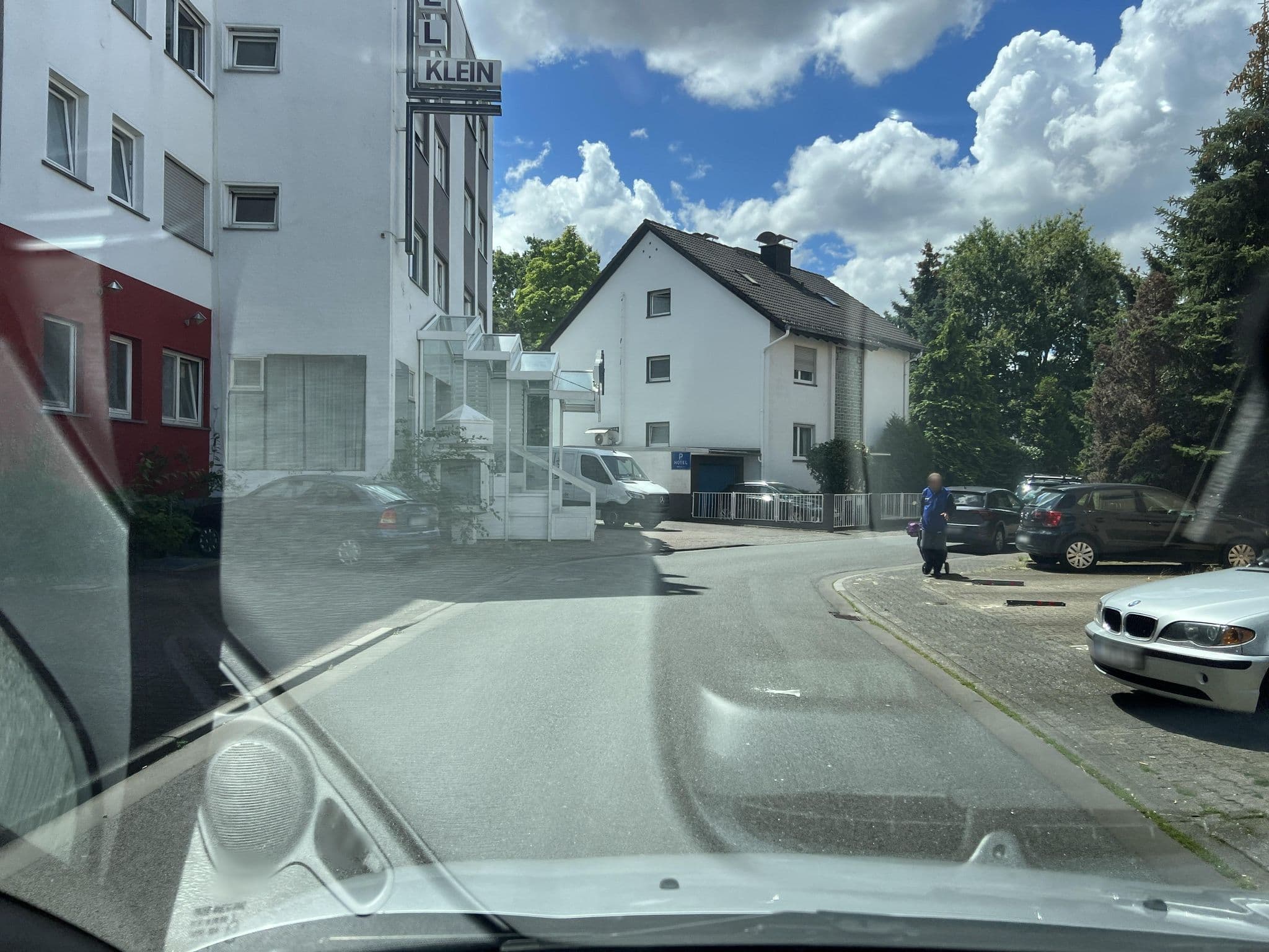Street view near Hotel Klein Frankfurt Ost, Bad Vilbel — © robffm (CC BY-SA · Mapillary)