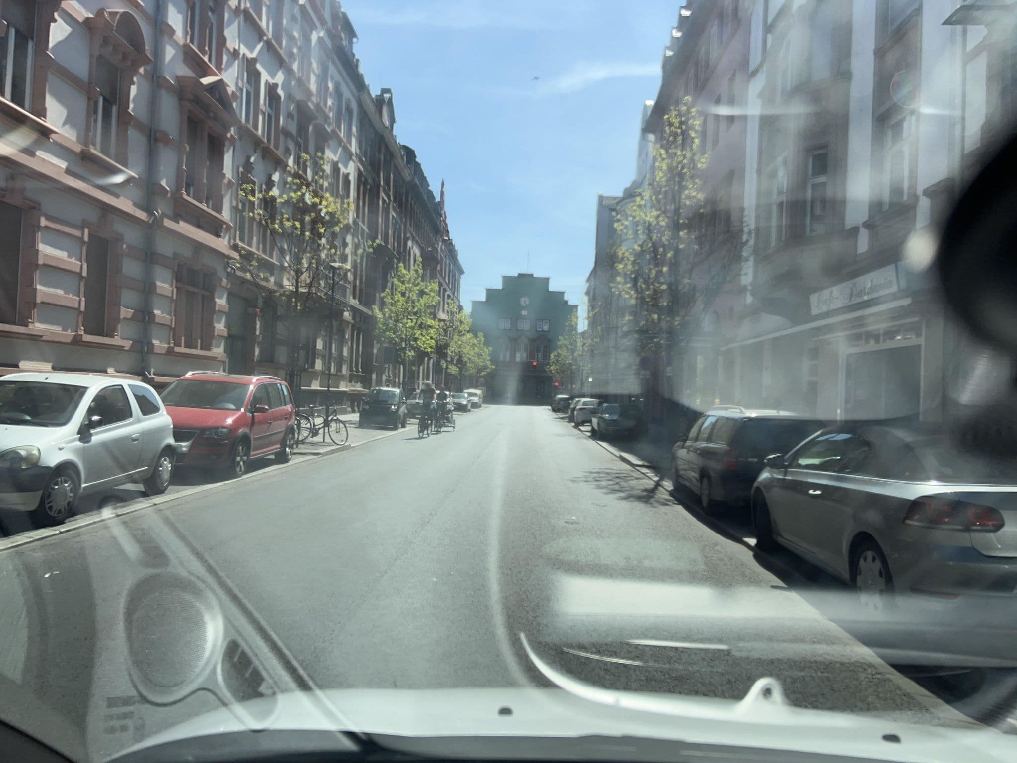 Street view near City Hotel Kaiserhof, Offenbach — © robffm (CC BY-SA · Mapillary)