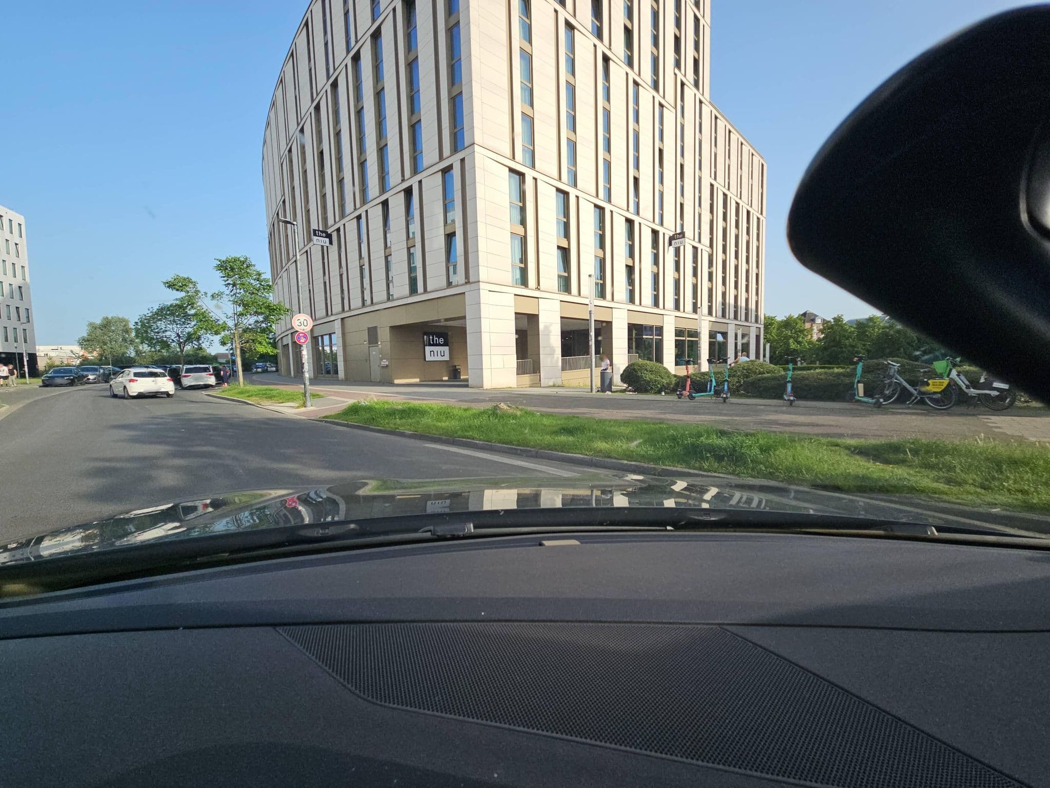Street view near Holiday Inn Express Düsseldorf - Hauptbahnhof by IHG, Düsseldorf — © toho (CC BY-SA · Mapillary)