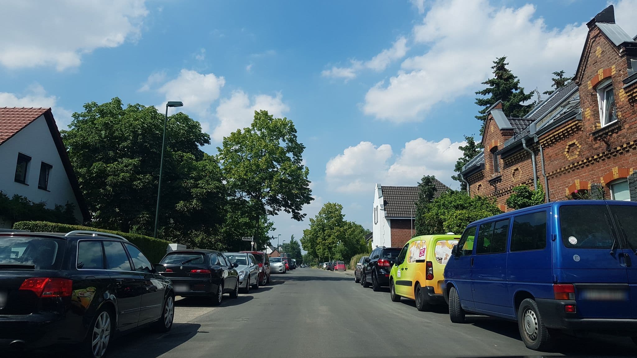 Street view near Messe Apartmenthaus Sonnen, Meerbusch — © rororo (CC BY-SA · Mapillary)