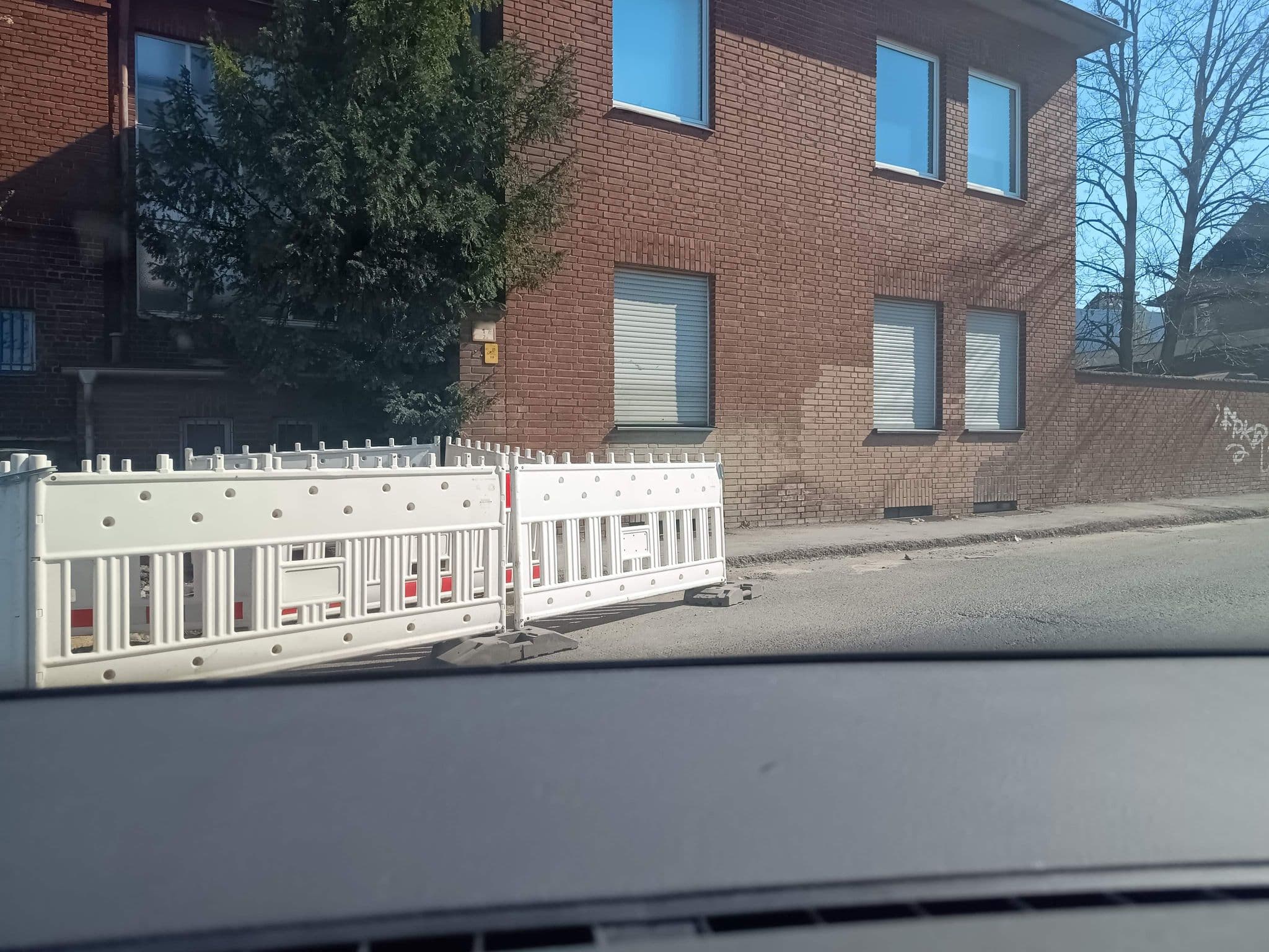 Street view near T&K Apartments GmbH – Monteurwohnungen, Monteurzimmer und Messeunterkünfte in ganz Nordrhein-Westfalen., Meerbusch — © zuse (CC BY-SA · Mapillary)