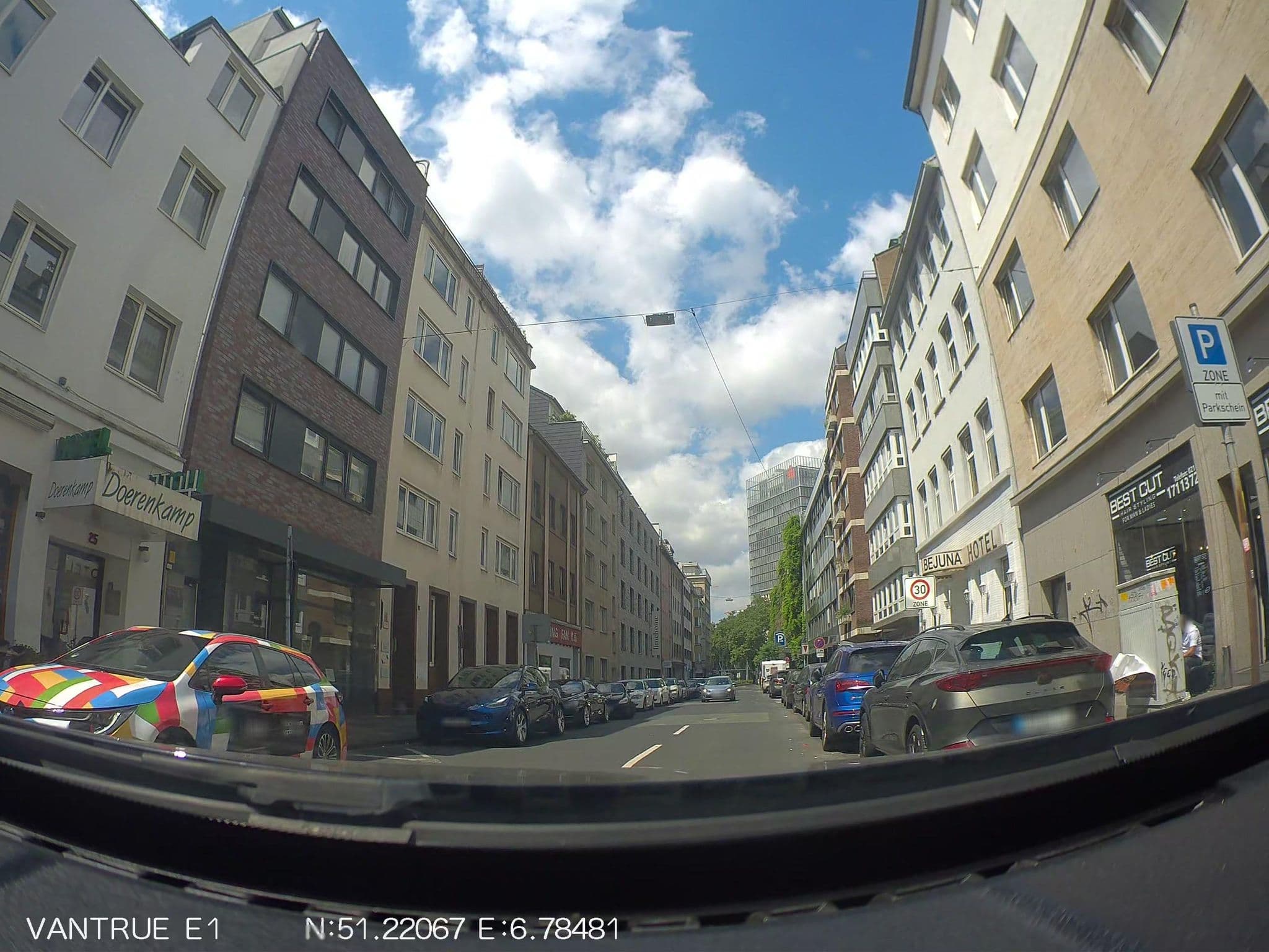 Street view near Adrett Hotel Königsallee, Düsseldorf — © hiwi234 (CC BY-SA · Mapillary)