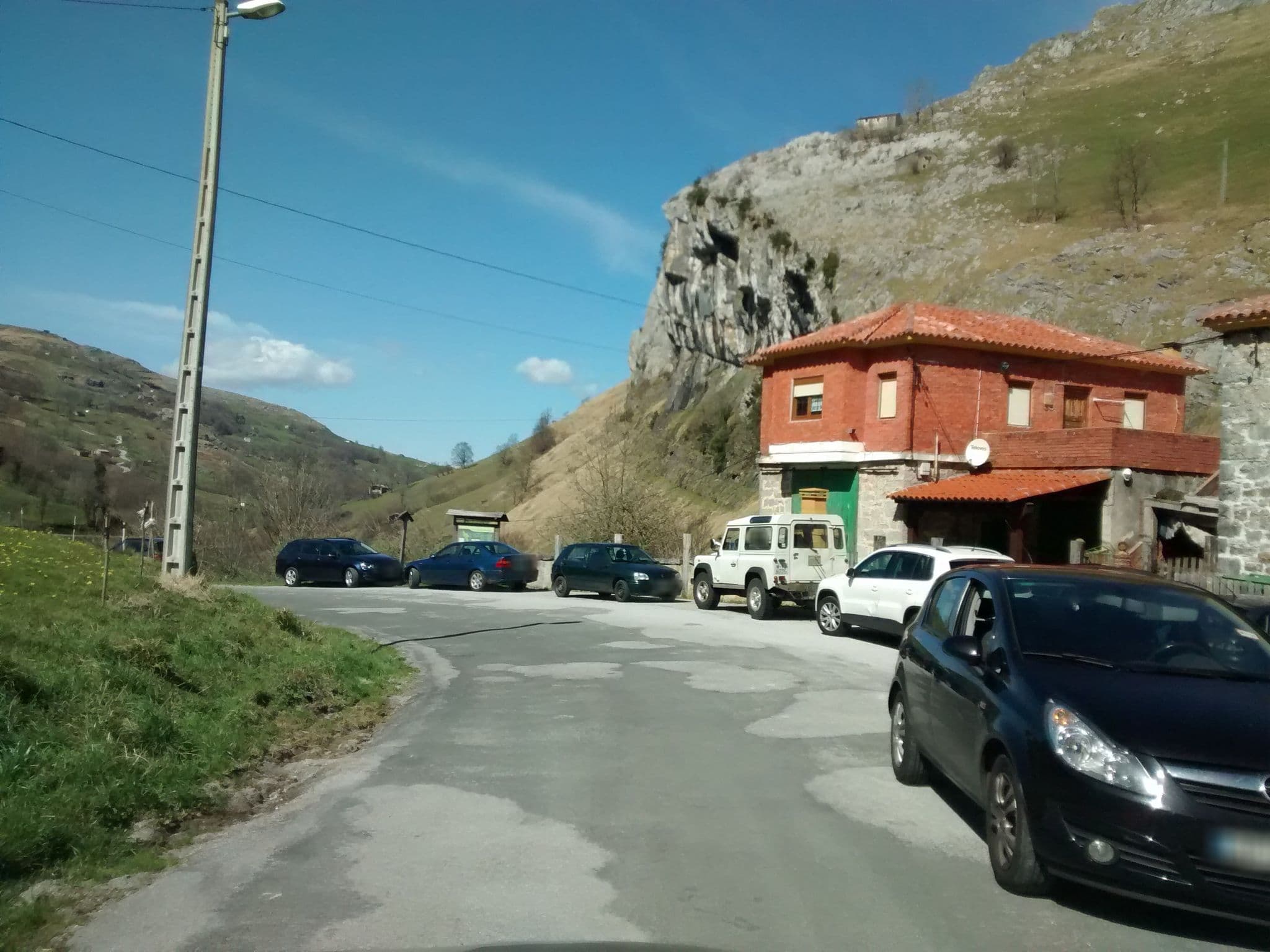 Street view near Posada La Vieja Escuela - Valles Pasiegos de Cantabria., Selaya — © egofer (CC BY-SA · Mapillary)