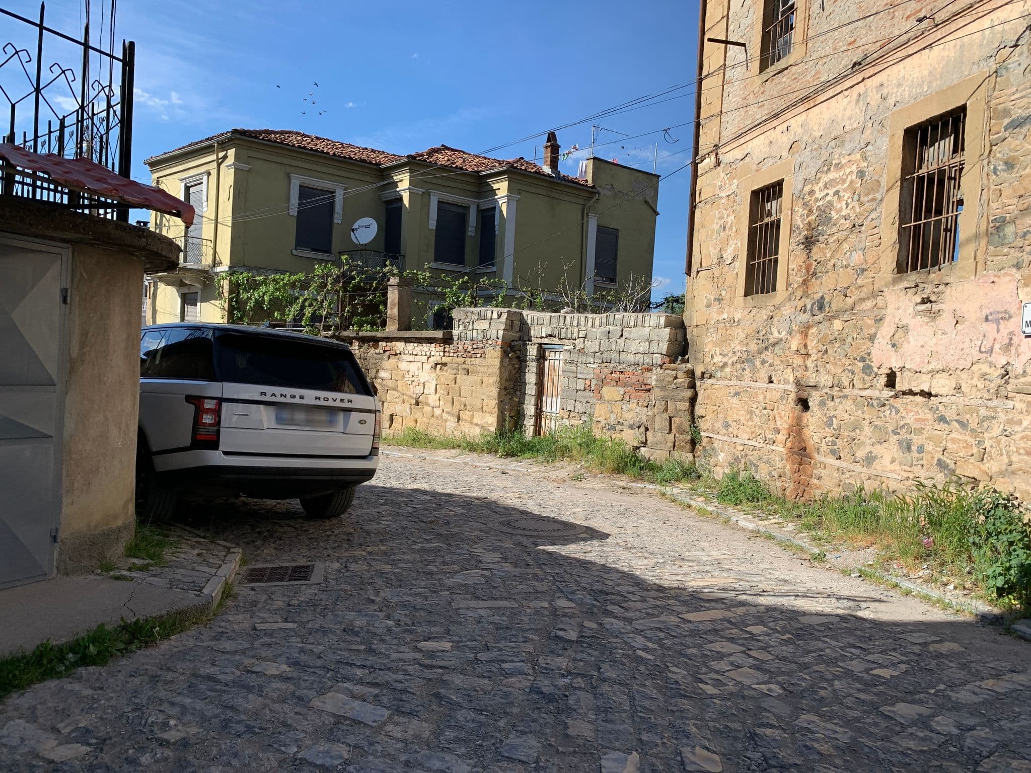 Street view near Hotel Vila Mano, Korçë — © vrinek (CC BY-SA · Mapillary)