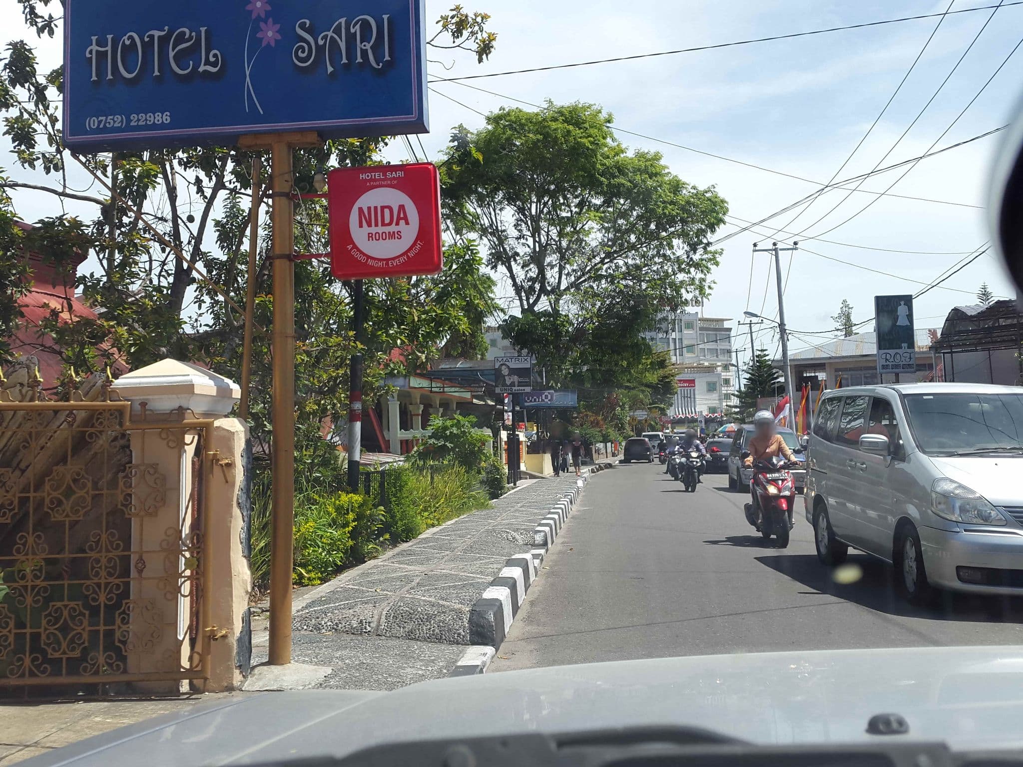 Street view near Hotel Sari, Bukittinggi — © roadroid (CC BY-SA · Mapillary)