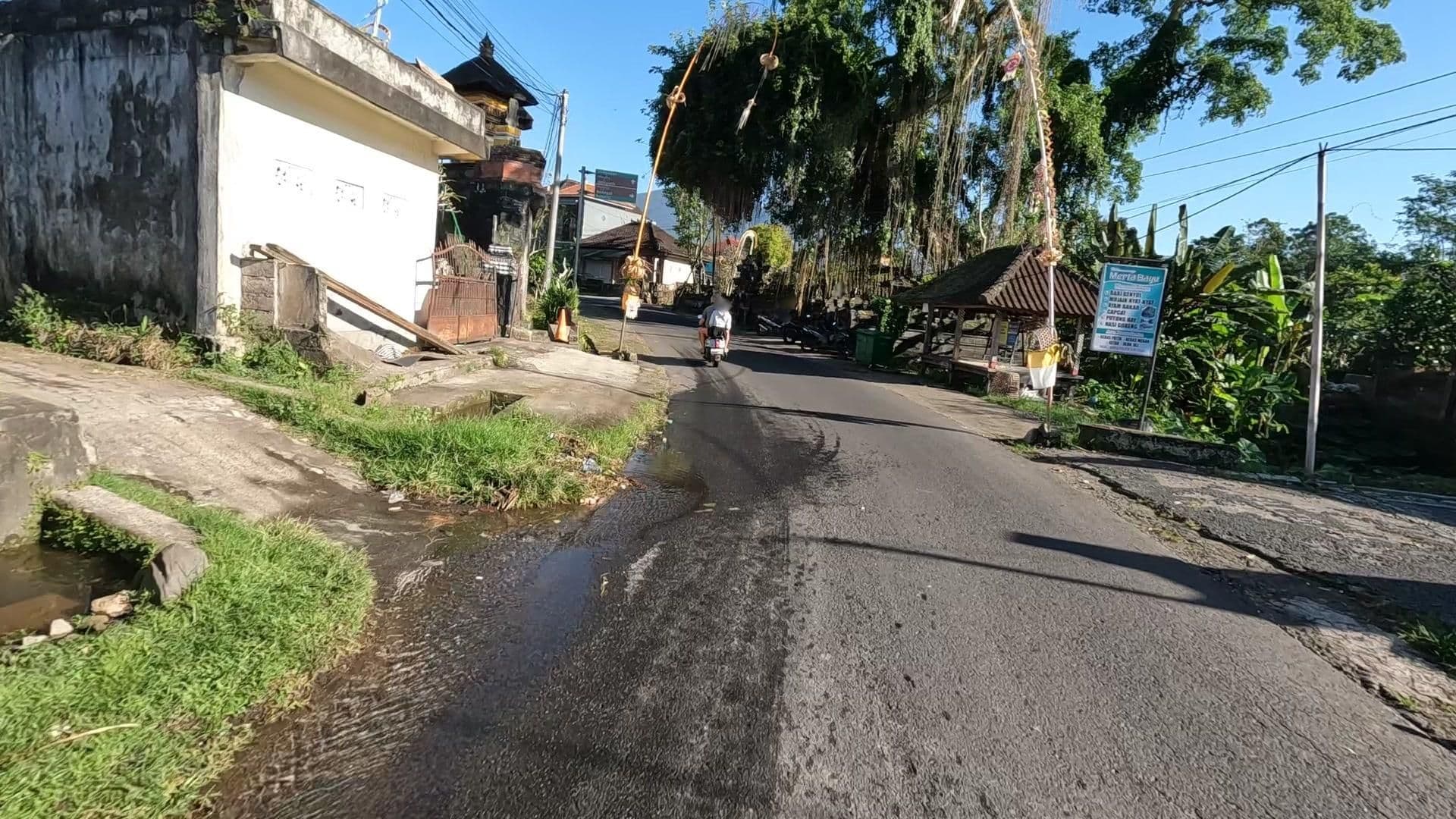 Street view near The Aura santhi retreat, Munduk — © lucomsky (CC BY-SA · Mapillary)