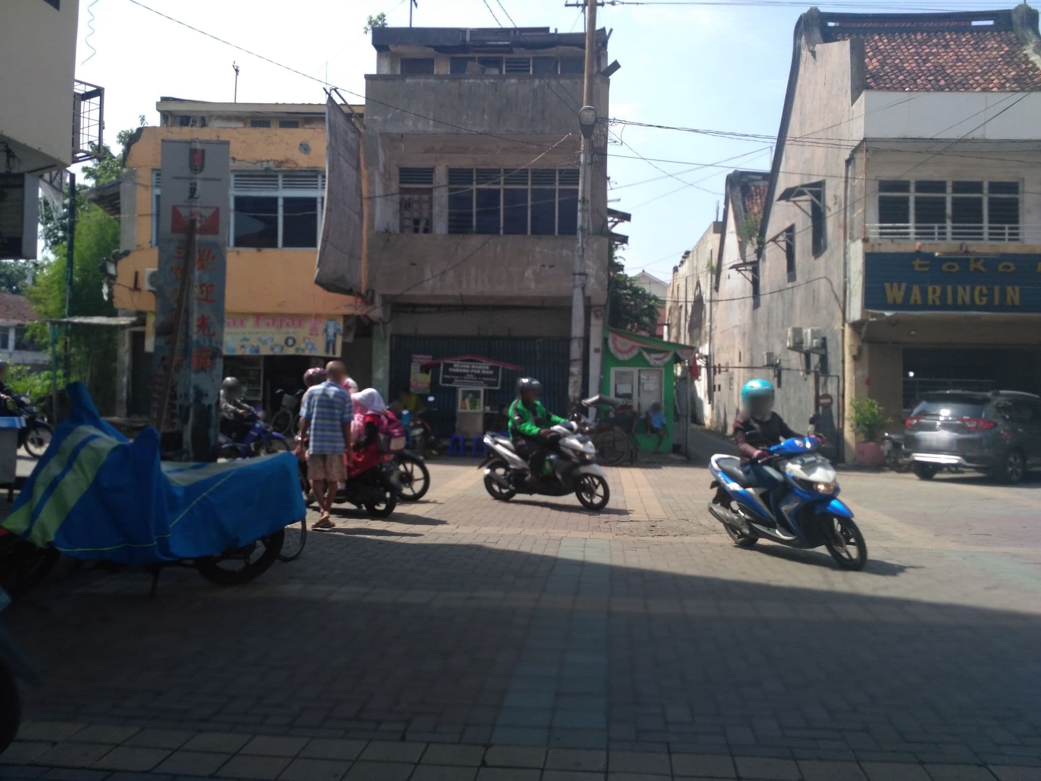 Street view near Tjiang Resindence, Semarang
