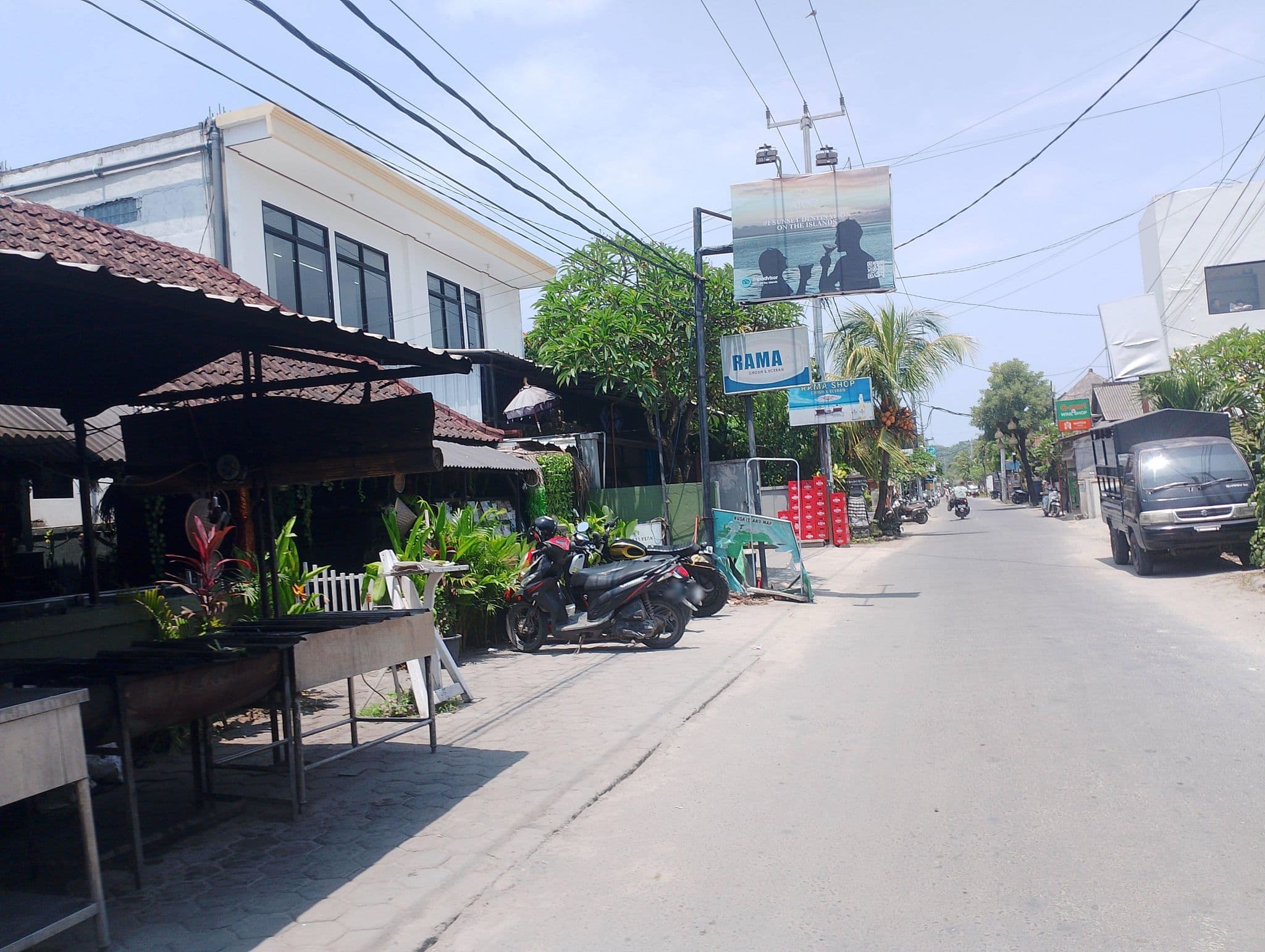 Street view near Nyoman guest house & warung, Klungkung