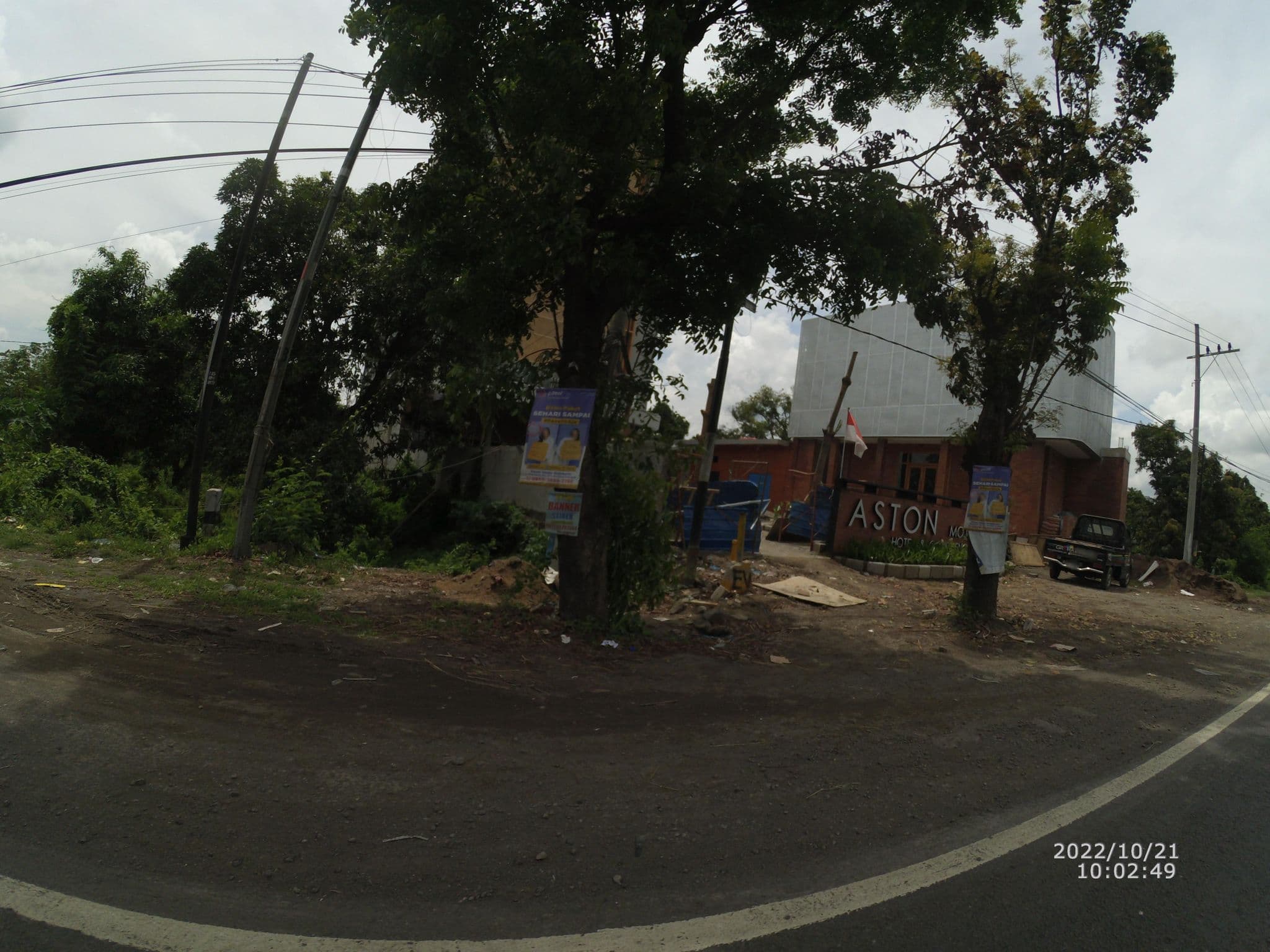 Street view near Puri Indah Hotel, Soko — © maphunter_id (CC BY-SA · Mapillary)